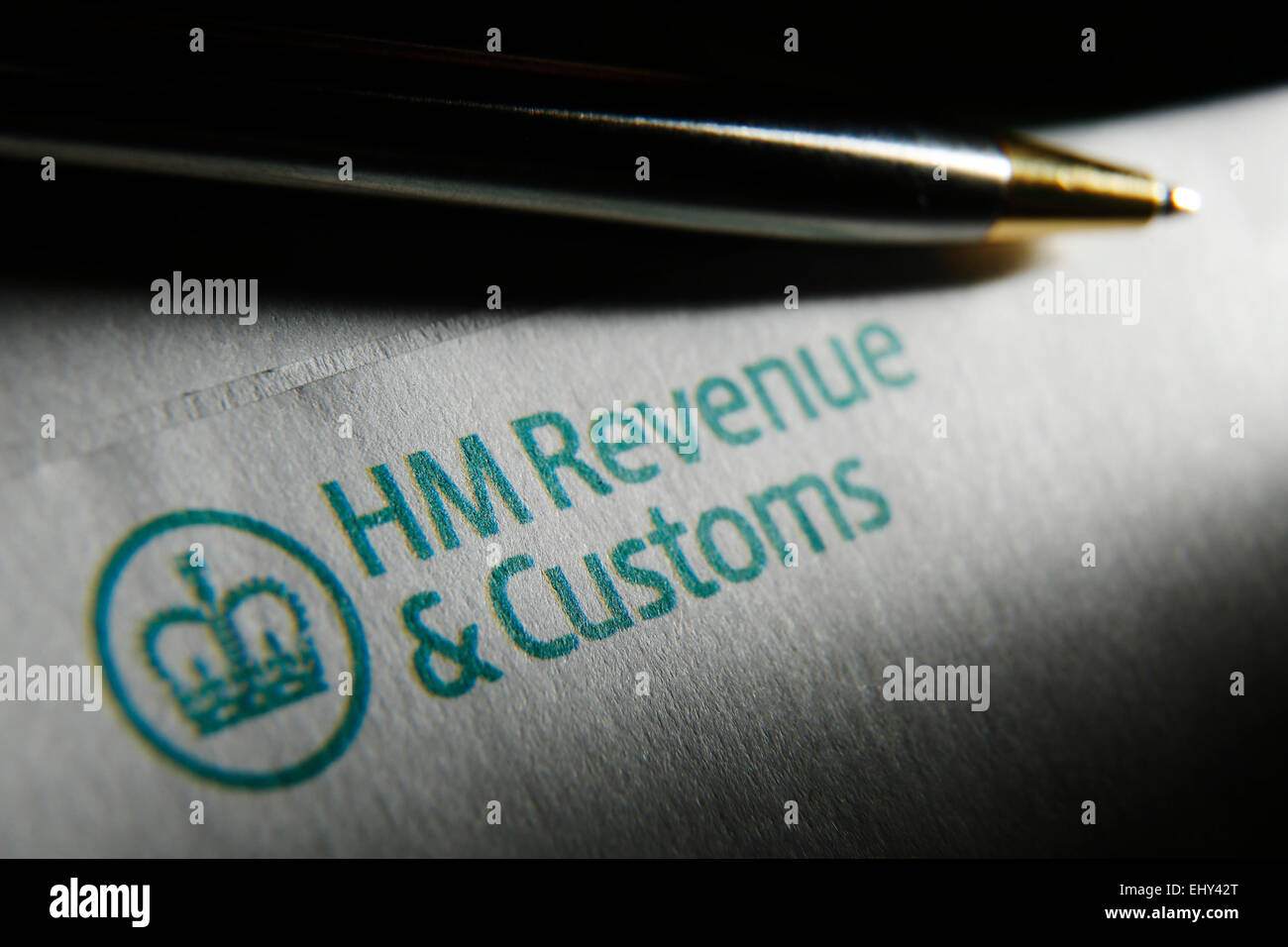 Ein Stift ist auf eine HM Revenue and Customs Logo auf einer Self Assesment Steuerauszug abgebildet. Stockfoto