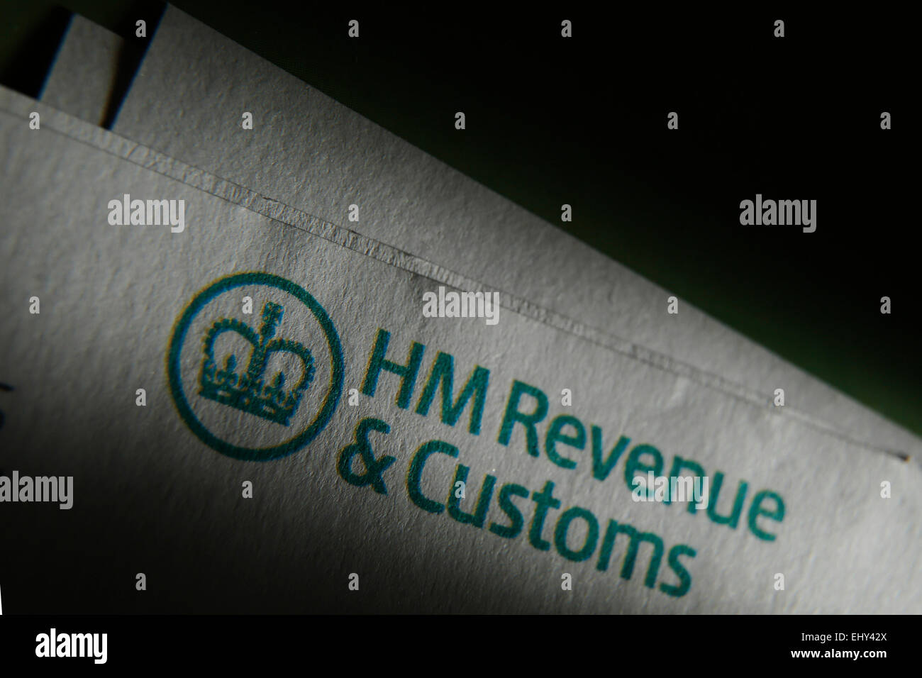 Eine HM Revenue and Customs-Logo ist auf einer Selbstbewertung Steuerauszug abgebildet. Stockfoto