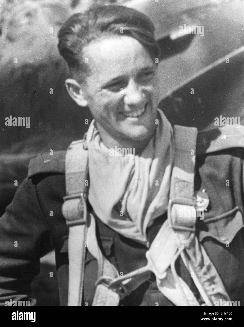 SOWJETISCHE Luftwaffe c 1943 Original-Bildunterschrift: "Junior Lieutenant Isayev Schichten mit Kankeshev mit dem gleichen Flugzeug fliegt. Er hat 8 deutsche Flugzeuge zu seiner Ehre. " Stockfoto