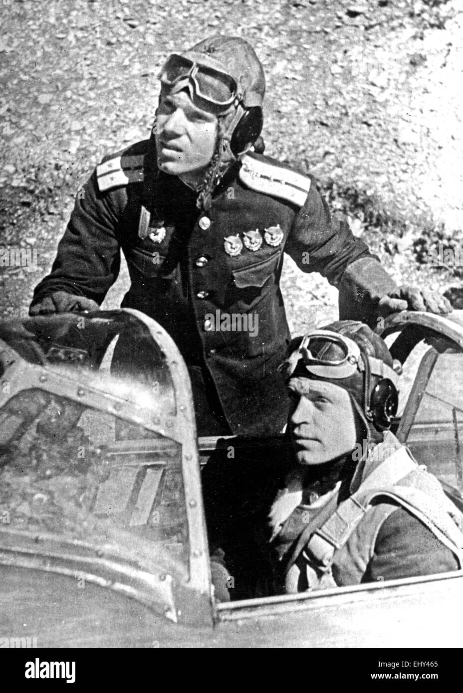 SOWJETISCHE Luft-Asse WW2 die ursprüngliche Bildunterschrift lautet:  'Wachen Kapitän G. Matwejew (sitzend), des Schwarzen Meeres Air Arms (mit)  wachen Kapitän M. Kologrivov'. Ca. 1944 Stockfotografie - Alamy