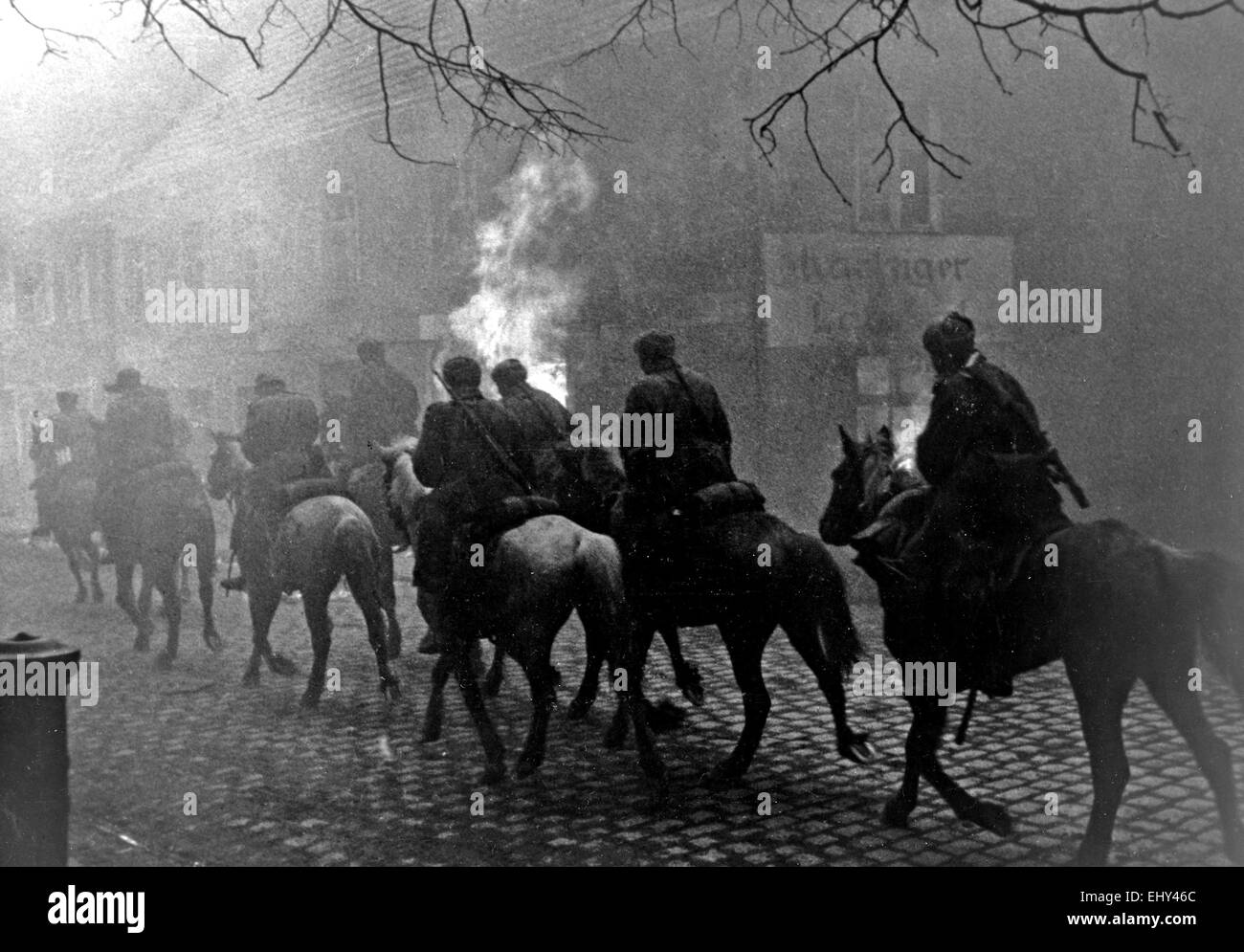 SOWJETISCHE Kavallerie in einer nicht identifizierten deutschen Stadt über 1944 Stockfoto