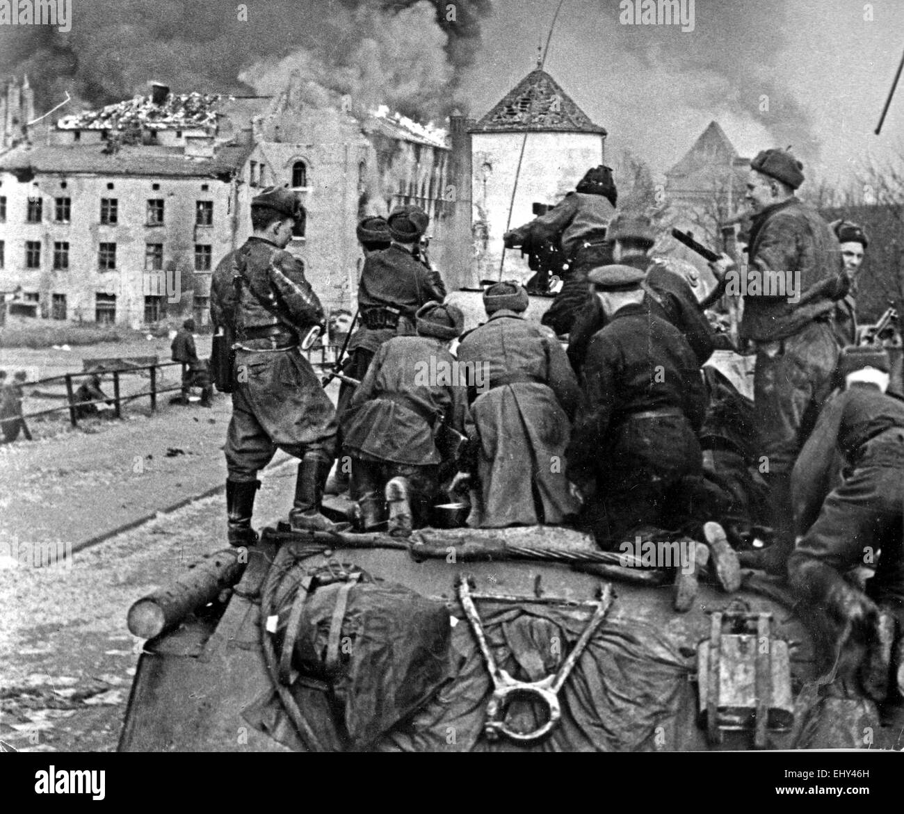 Rote Armee Panzer-Besatzung in Danzig, Polen, im März 1945 Stockfoto