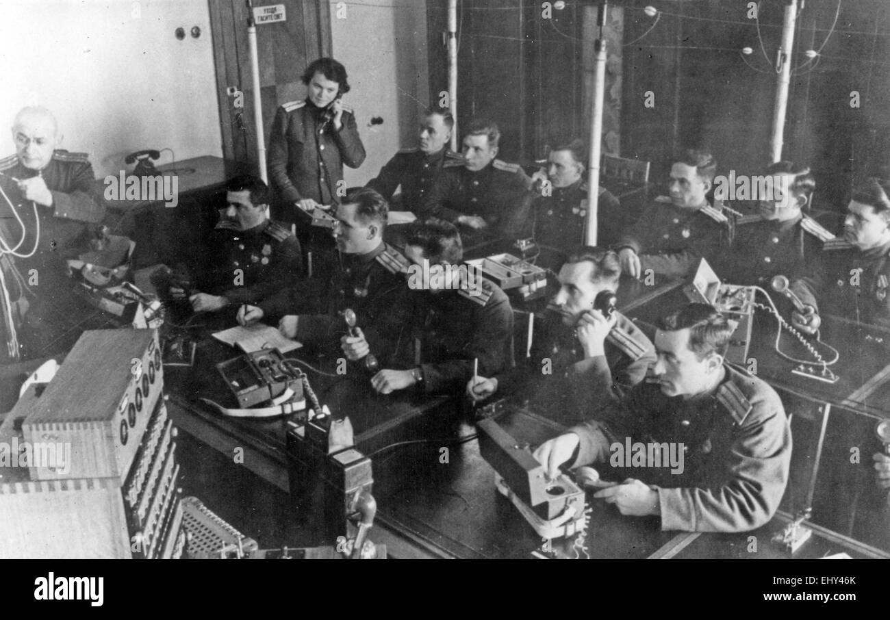 FRUNSE-MILITÄRAKADEMIE in Moskau, 1945. Offiziere mit Feld-Radios arbeiten. Stockfoto