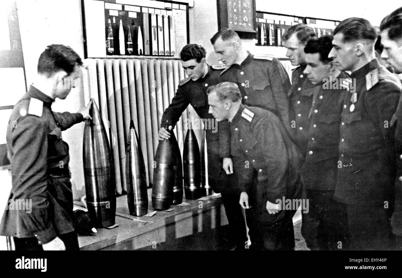 FRUNSE-MILITÄRAKADEMIE in Moskau, 1945. Sowjetische Offiziere, die Schalen zu studieren Stockfoto