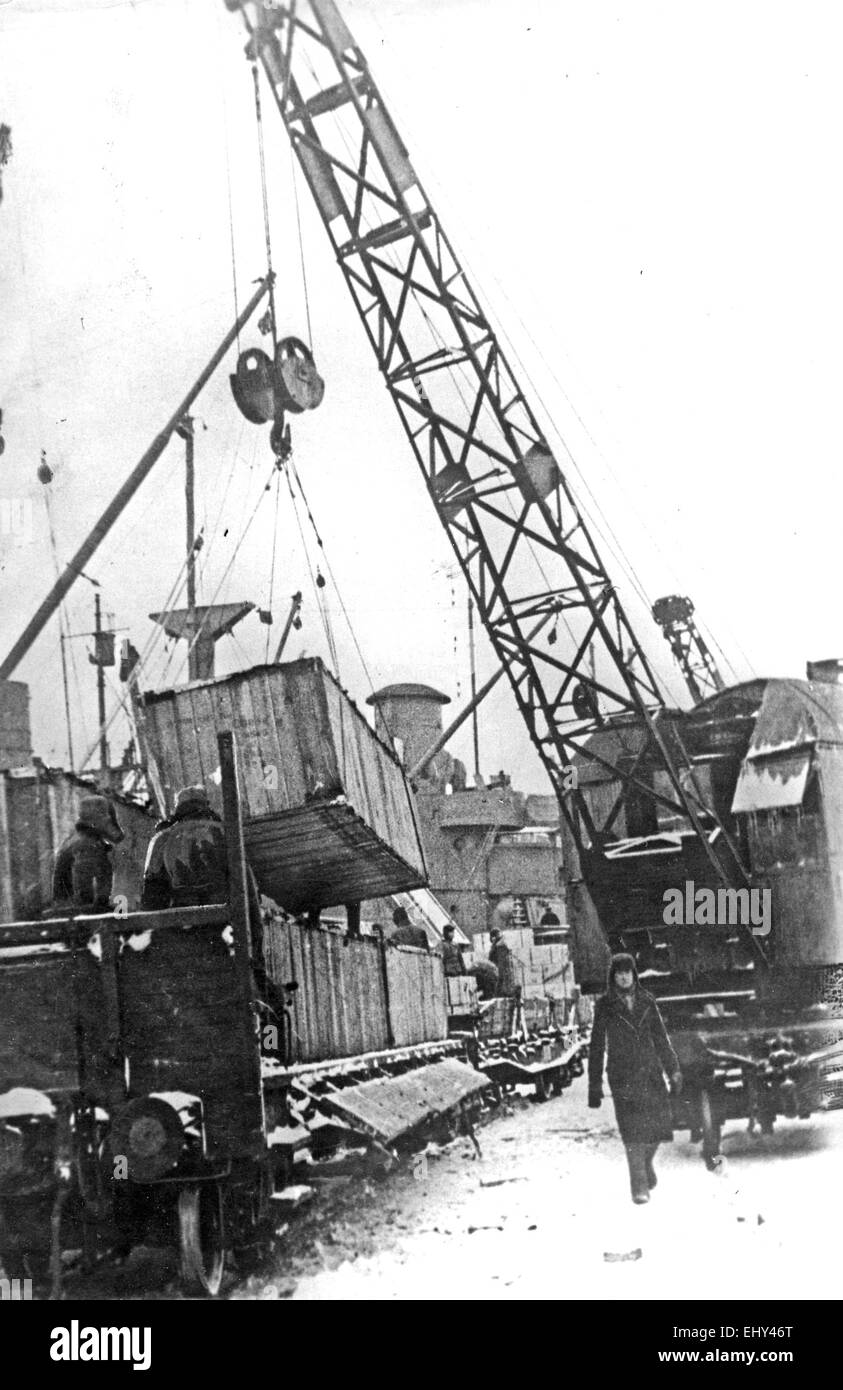 ARKTISCHE KONVOIS NACH MURMANSK, RUSSLAND. Entladung Kisten von Lieferungen im Jahr 1943 Stockfoto