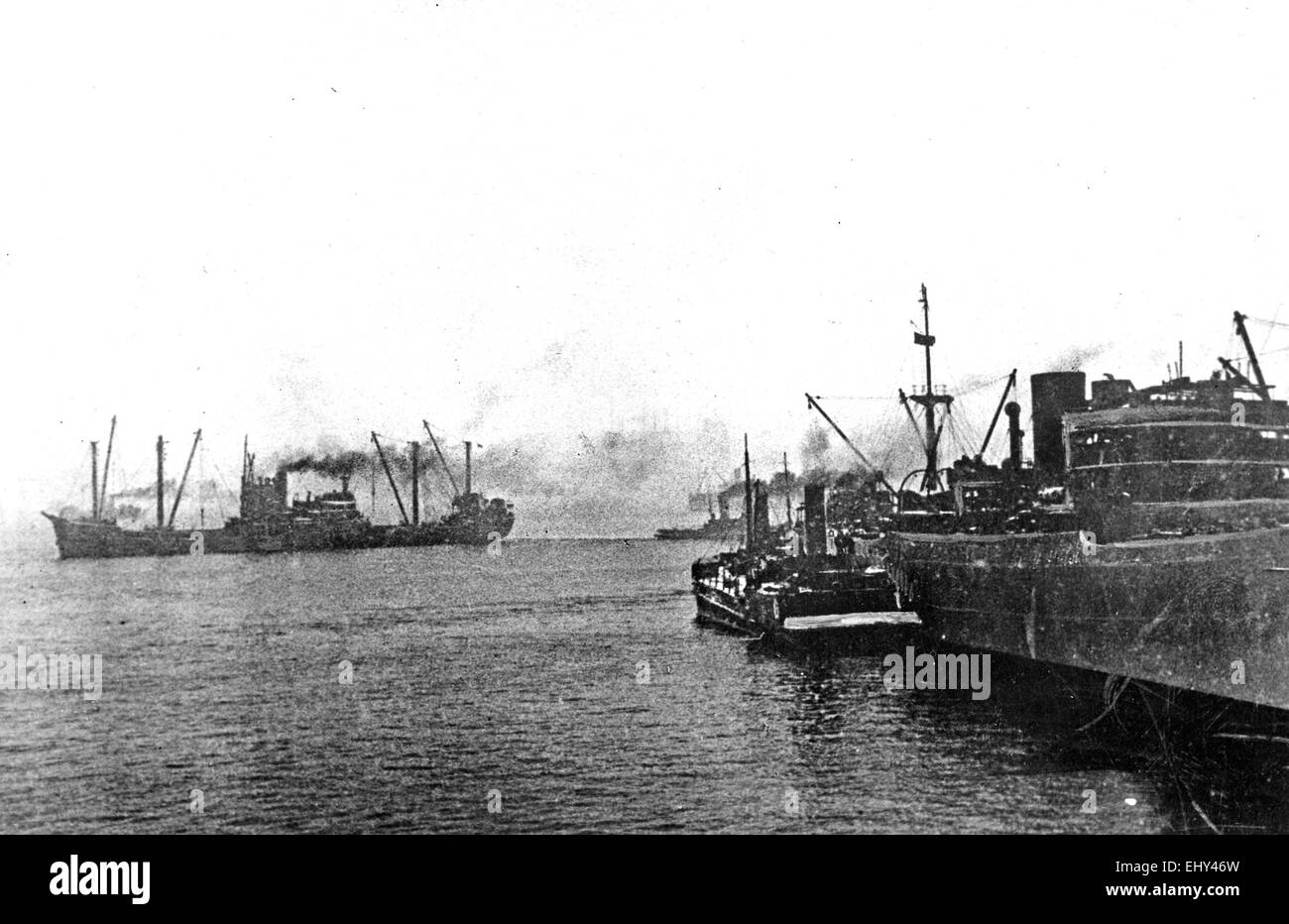 ARKTISCHE KONVOIS NACH MURMANSK, RUSSLAND. Britische und amerikanische Schiffe im Hafen von 1943 Stockfoto