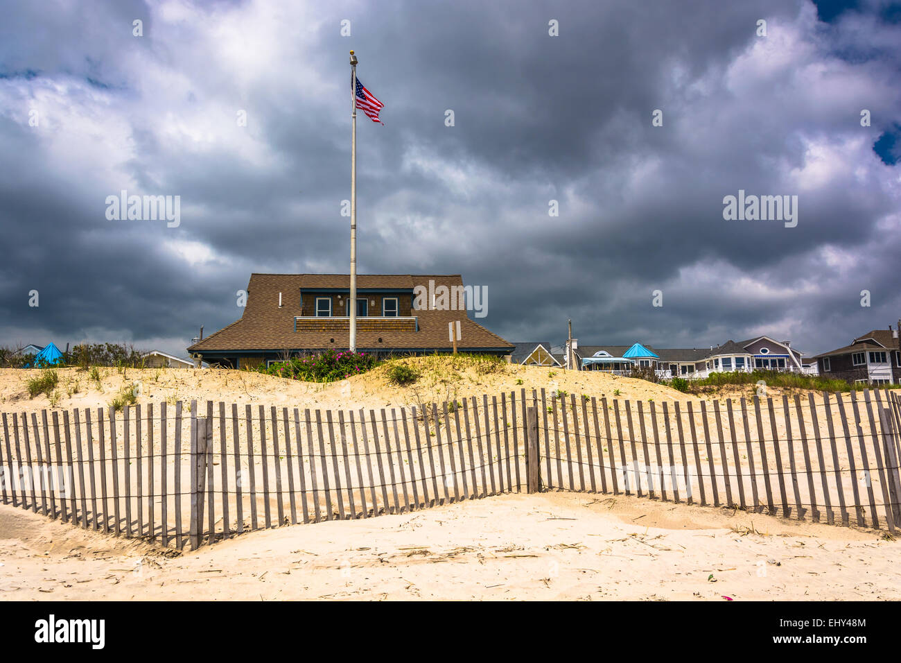 Sanddünen und Häuser in Ocean City, New Jersey. Stockfoto