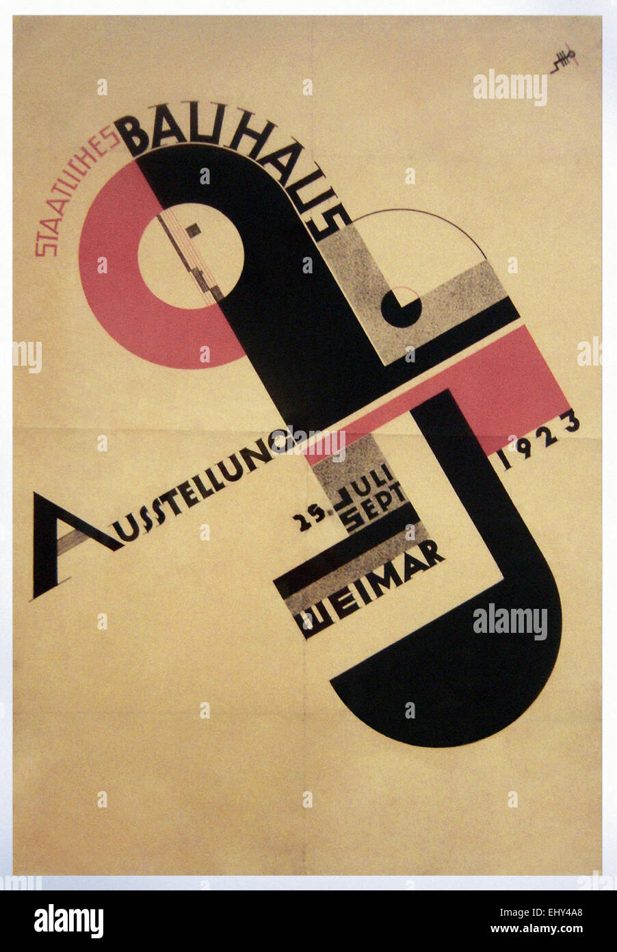 Plakat für die 1923 entworfen Bauhaus-Ausstellung in Weimar (Juli bis September 1923) von Joost Schmidt (1893 – 1948). Das Bauhaus statt einen Design-Wettbewerb für ein Plakat zur kommenden Ausstellung und dieses Design gewonnen werben. Bild von gerahmten original-Poster auf Leinen Unterstützung. Stockfoto