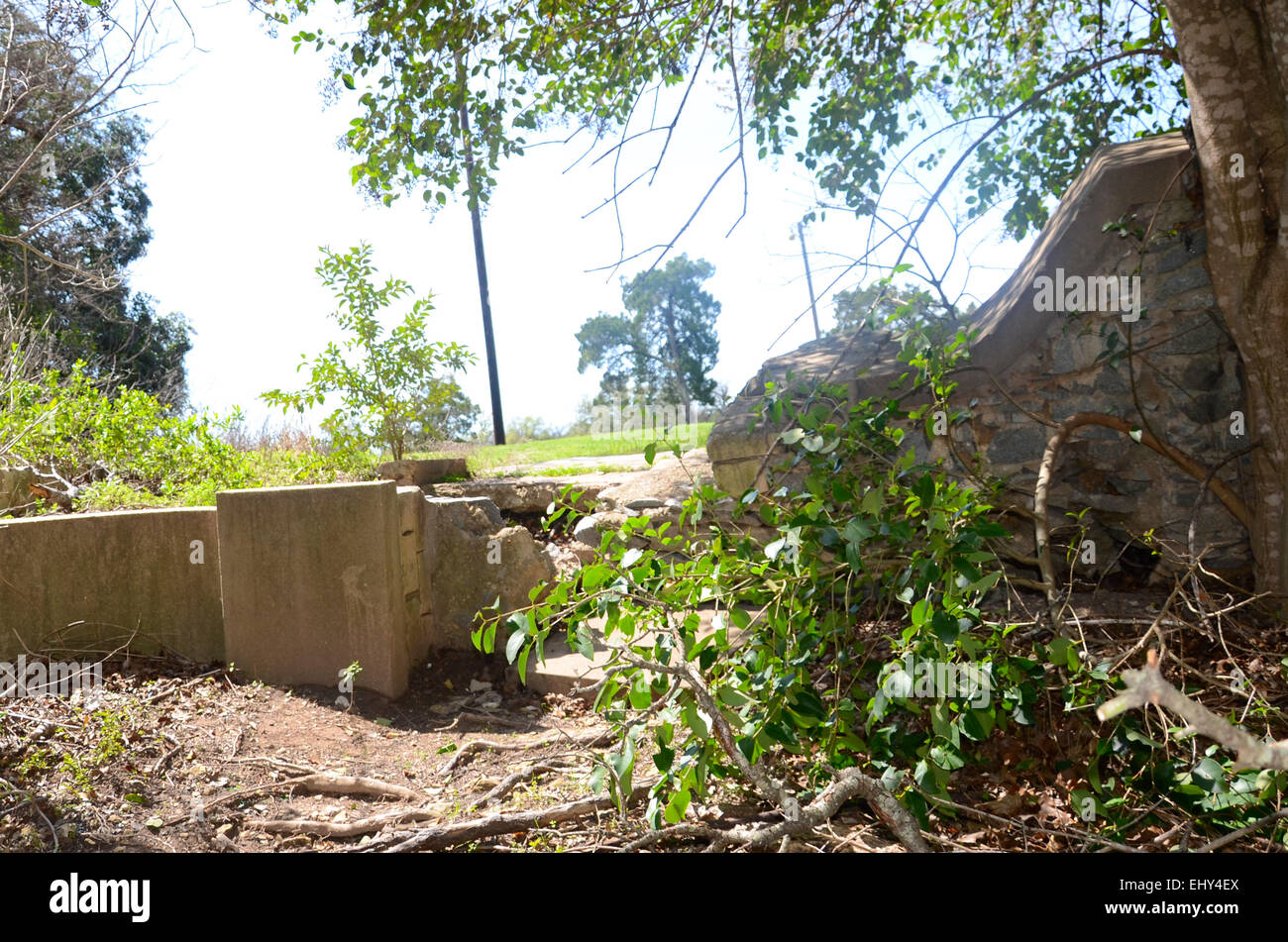 Eine gebrochene Steinmauer auf einem Wanderweg. Stockfoto