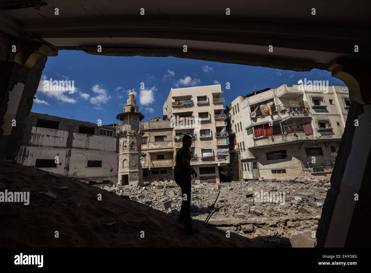 Gaza, Gaza, Palästinensische Gebiete. 1. Oktober 2014. Ein Kind sieht den Schaden der Al Omari Moschee durch israelische Bomben in Jebaliya, Gaza zerstört. Nur das Minarett der alten Abschnitt steht. © Celestino Arce/ZUMA Wire/ZUMAPRESS.com/Alamy Live-Nachrichten Stockfoto