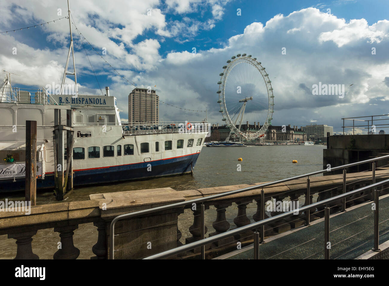 Nachmittag in London, England. London Eye in der Ferne. Stockfoto