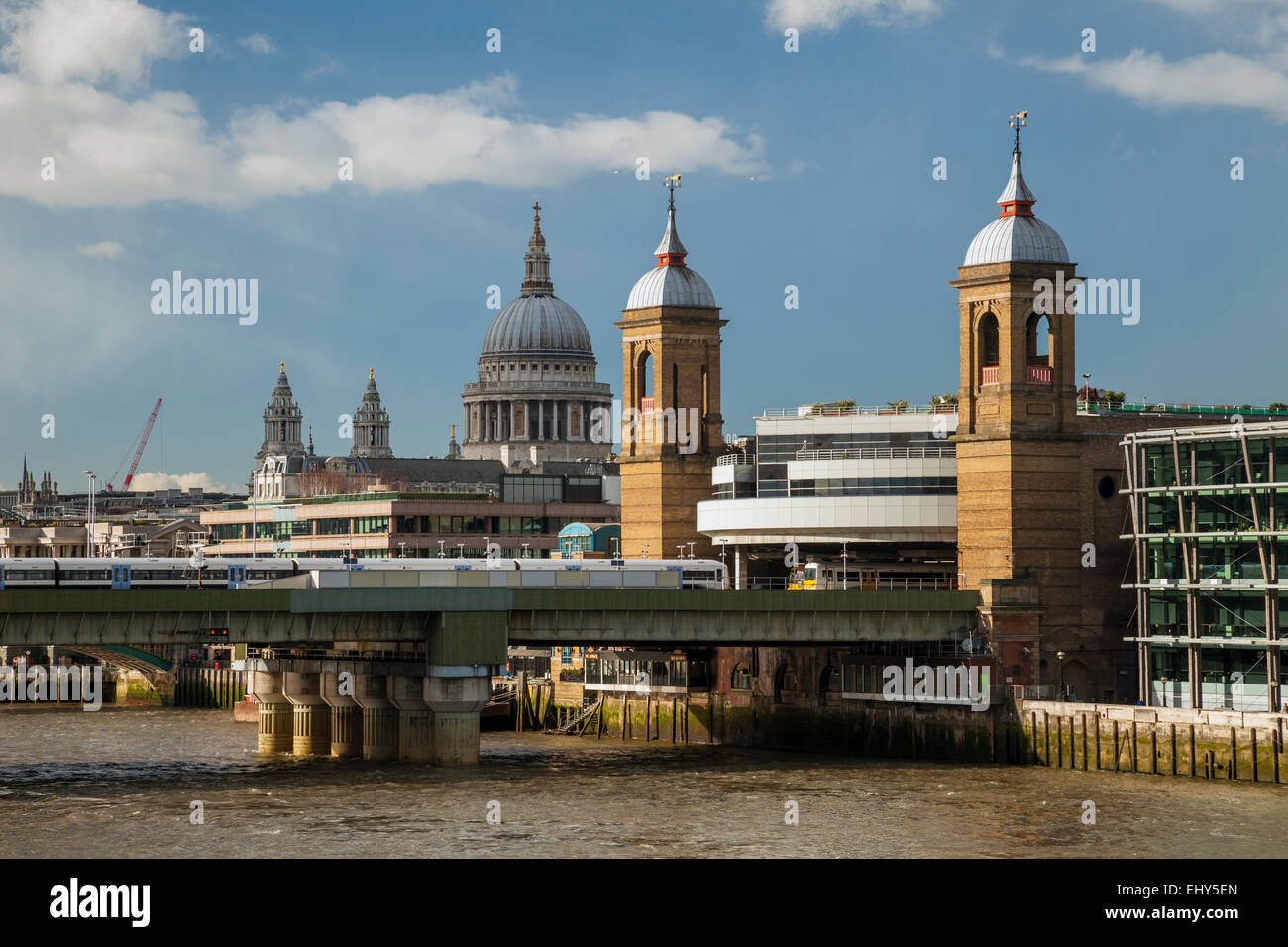 Cannon Street Railway Bridge in London. St. Pauls-Kathedrale im Hintergrund. Stockfoto