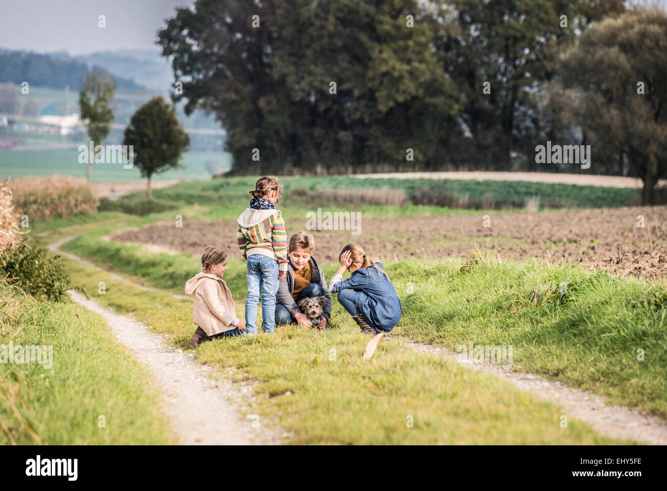 Kinder spielen im freien Stockfoto