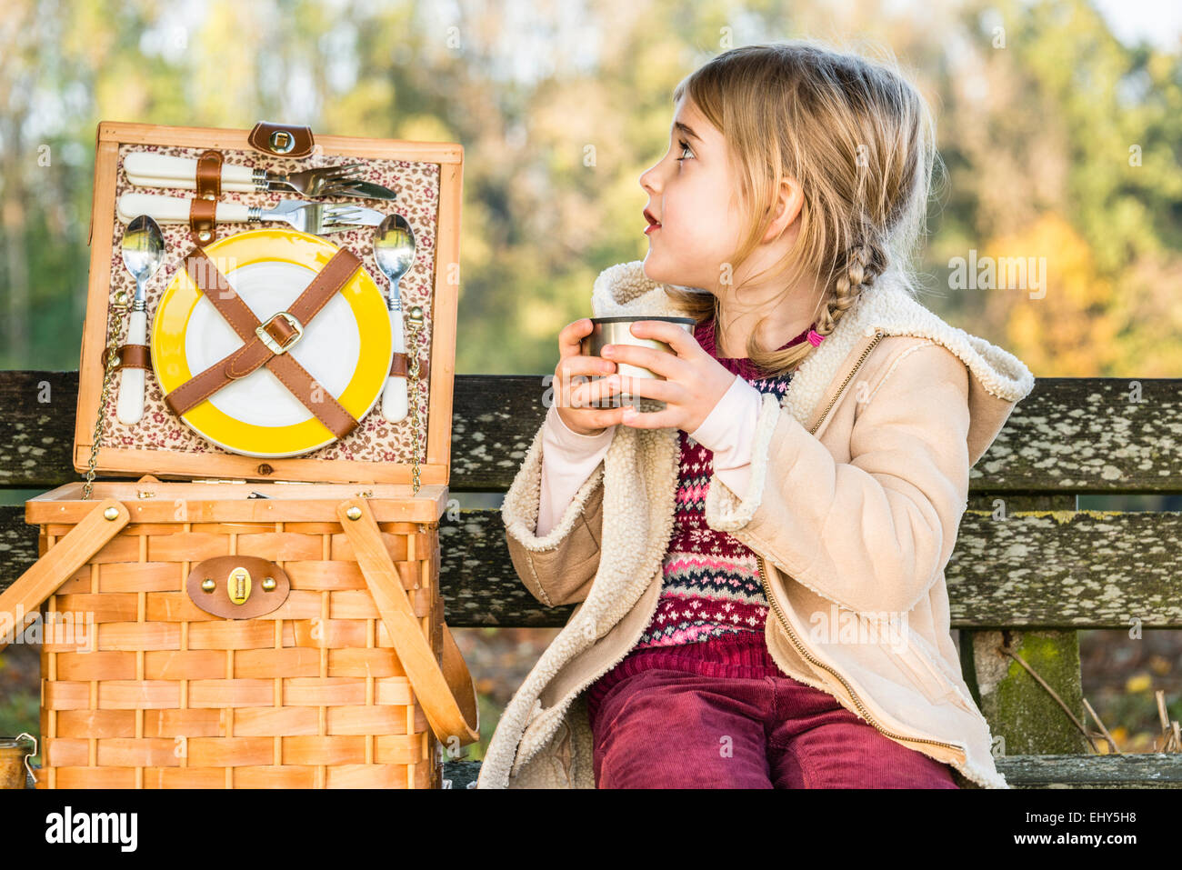 Mädchen halten Tasse im Freien, Porträt Stockfoto