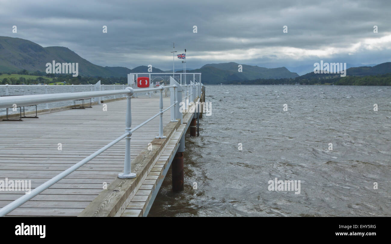 Dunkle Wolken über Ullswater an Pooley Bridge Pier, Eden District Grafschaft Cumbria, England, Großbritannien, UK. Stockfoto