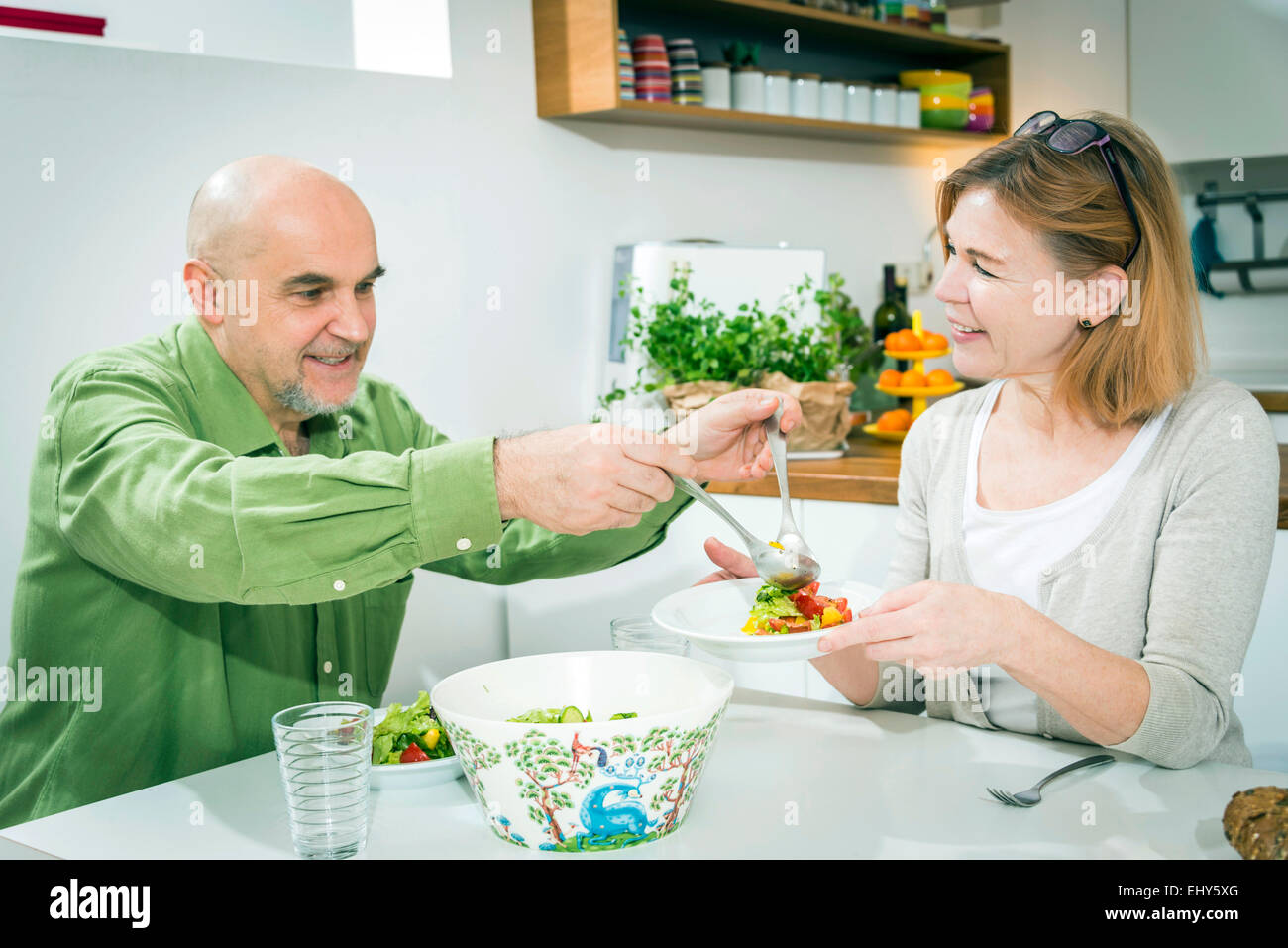 Älteres Paar gemeinsam in der Küche Essen Stockfoto