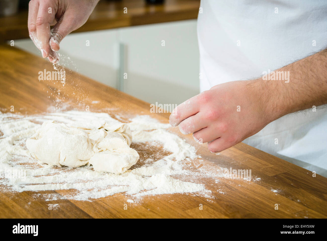 Person, die Zubereitung von frischen Brotes Stockfoto