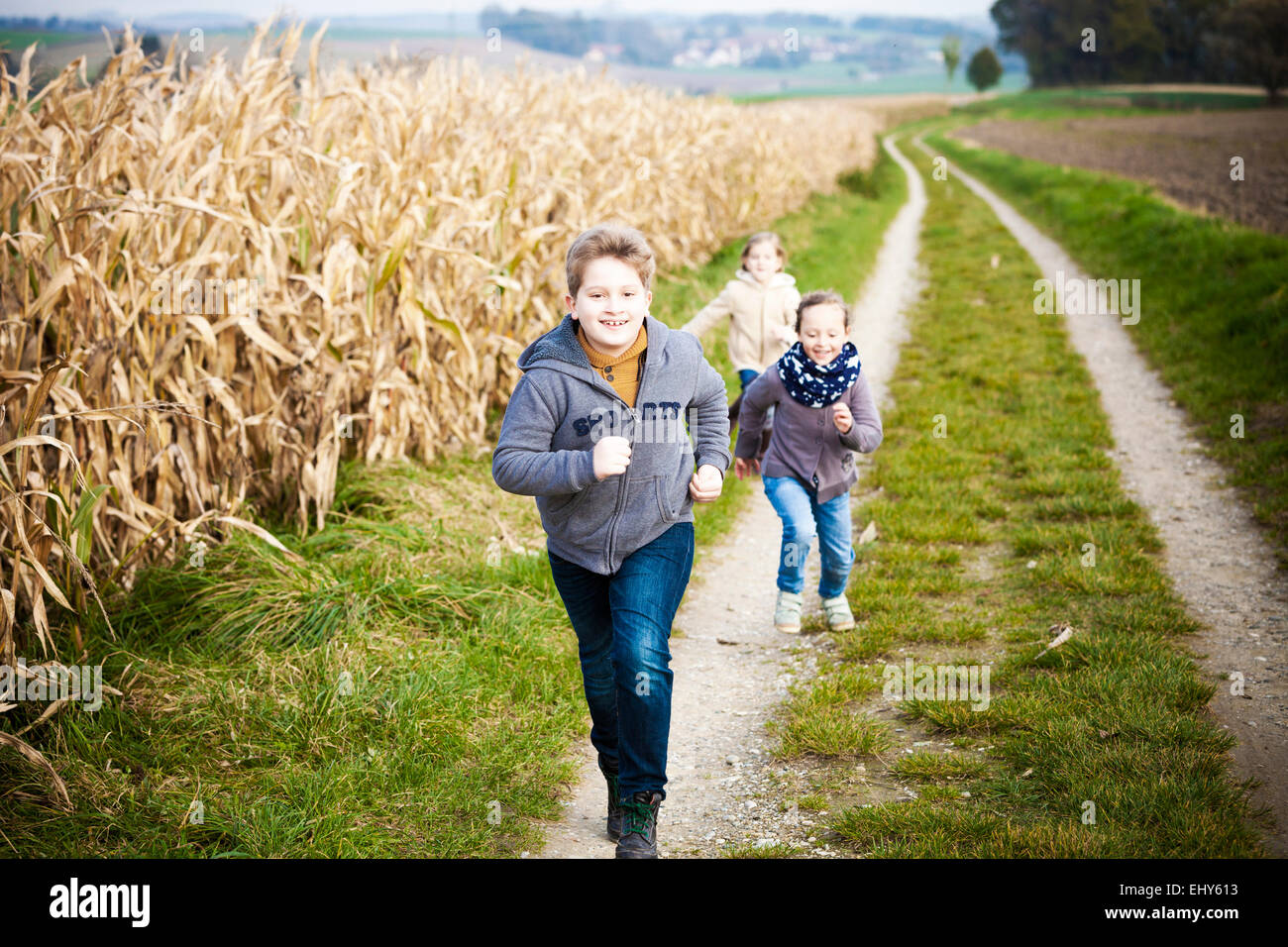 Drei Kinder laufen weg Stockfoto