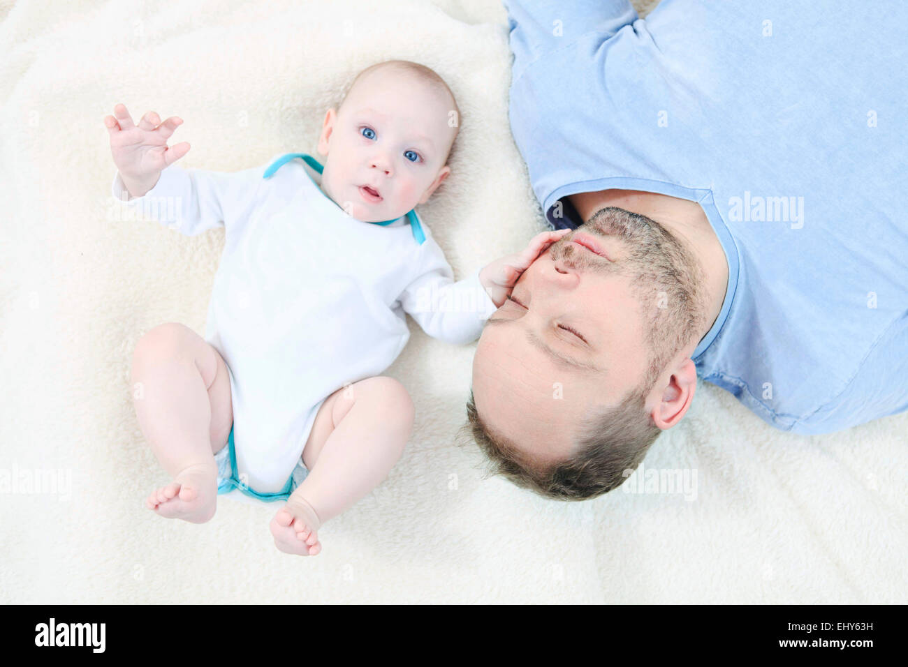 Vater mit Baby entspannend Stockfoto