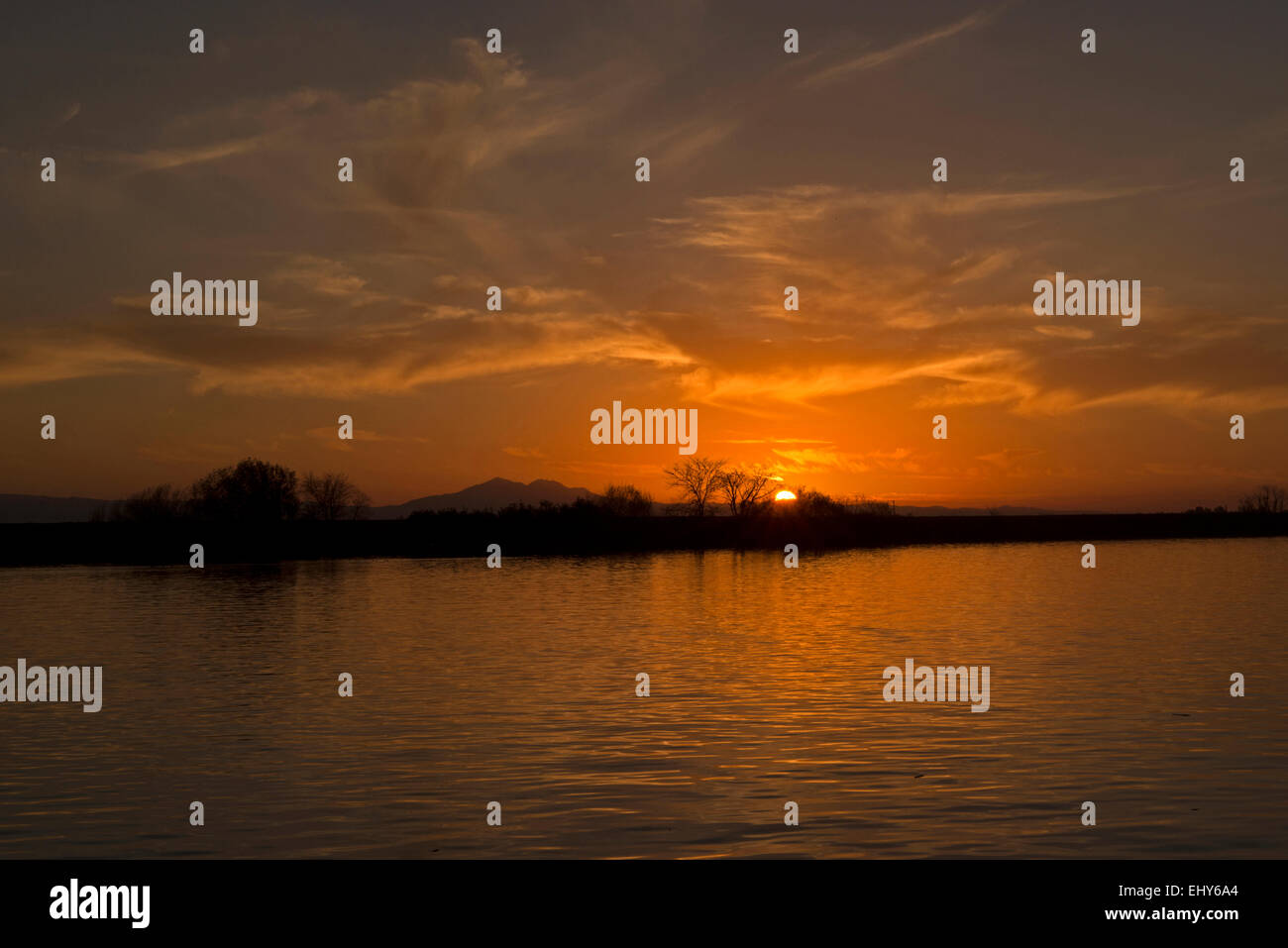 Sonnenuntergang in der San Joaquin River Delta Region in der Nähe von Stockton, Kalifornien. Mount Diablo ist im Hintergrund. Stockfoto