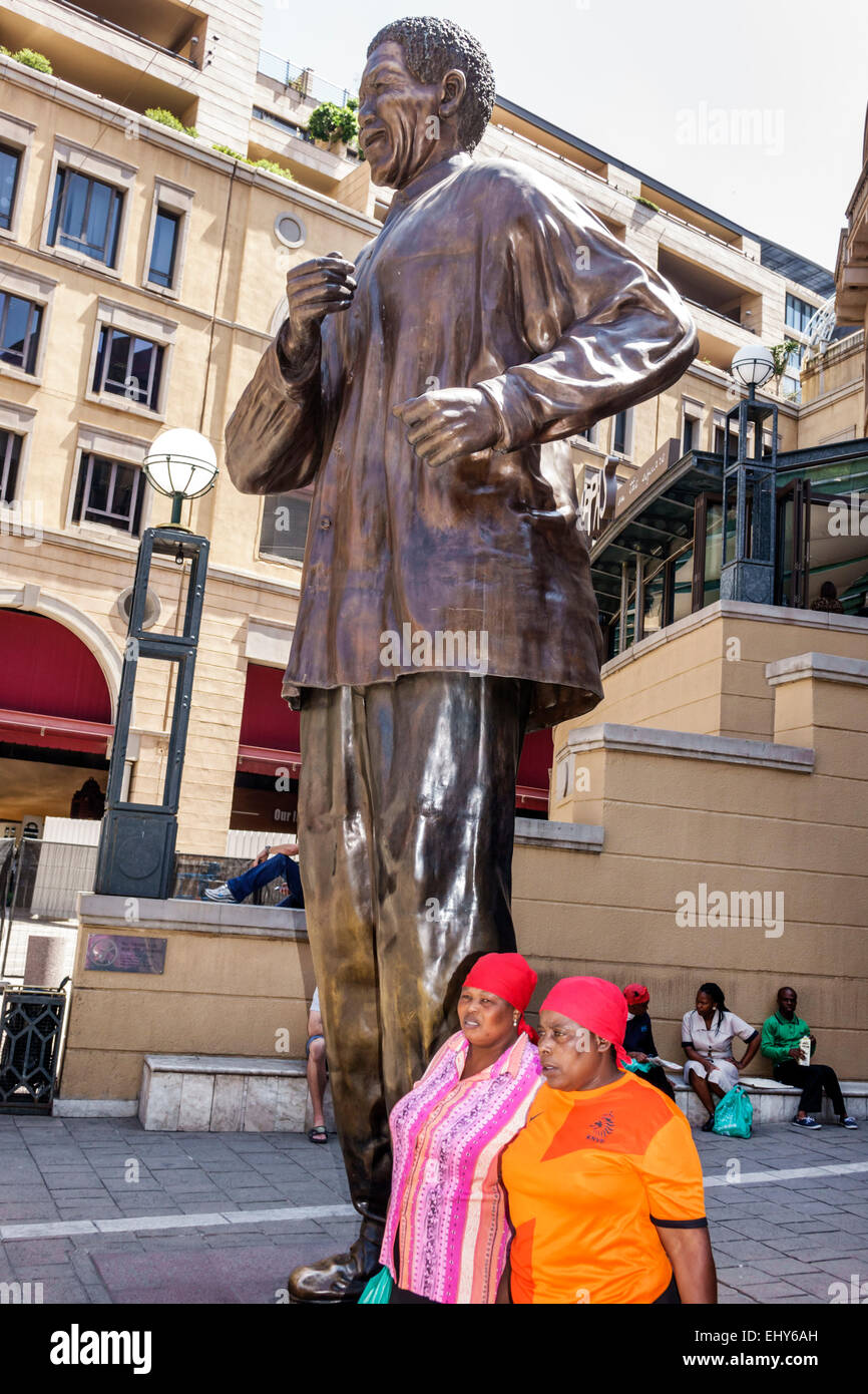 Johannesburg Südafrika, afrikanische Sandton, Nelson Mandela Square, Statue, Schwarze Afrikanische Afrikaner ethnische Minderheit, Erwachsene Erwachsene Frau Frauen weiblich l Stockfoto