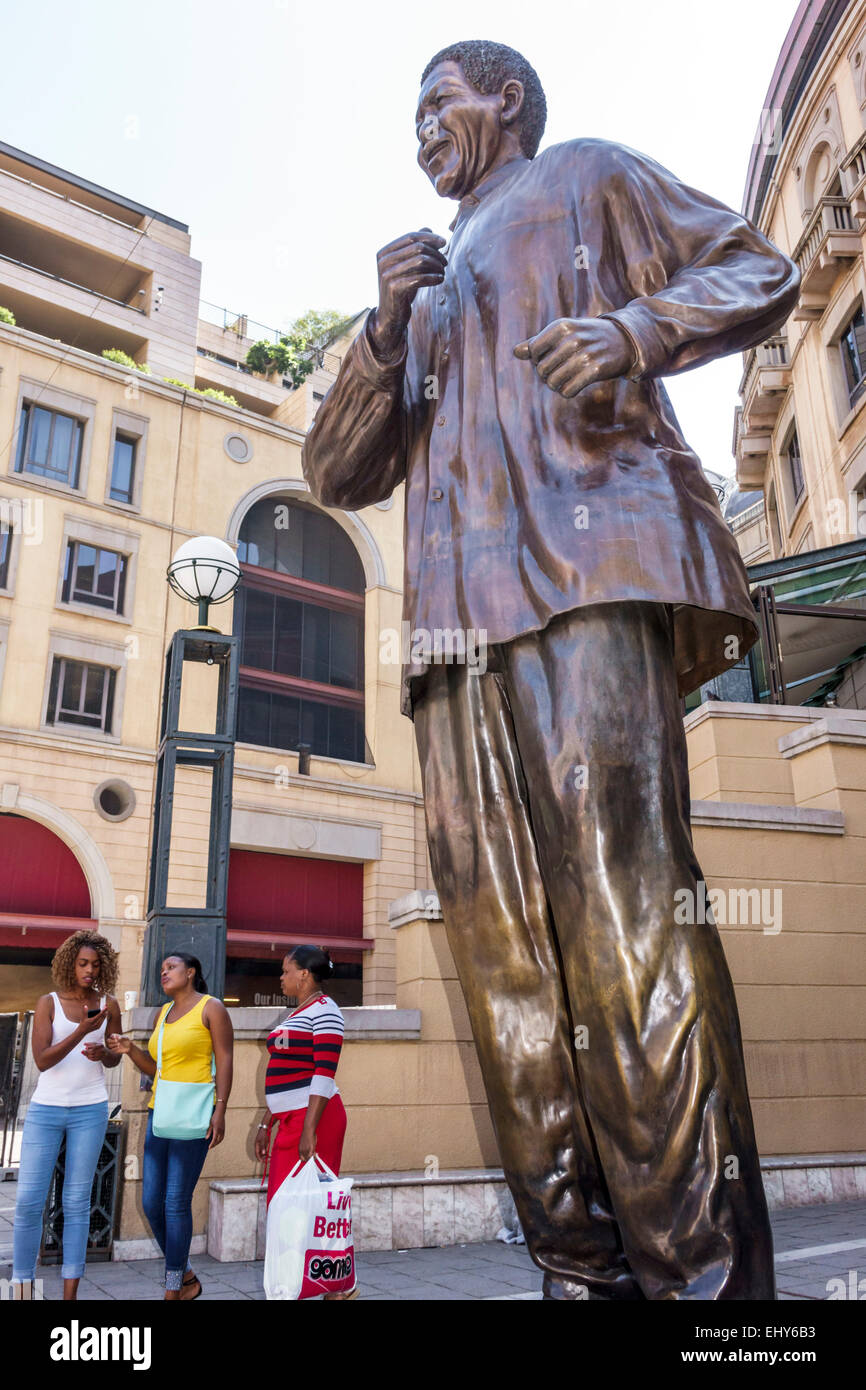 Johannesburg Südafrika, Sandton, Nelson Mandela Square, Statue, schwarze Frau weibliche Frauen, Freunde, SAfri150304054 Stockfoto