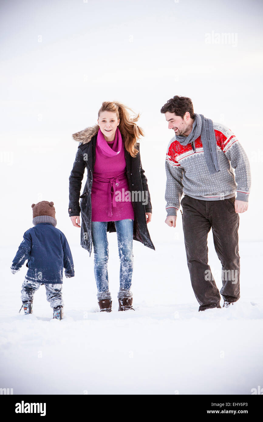 Familie mit Sohn im Schnee Stockfoto