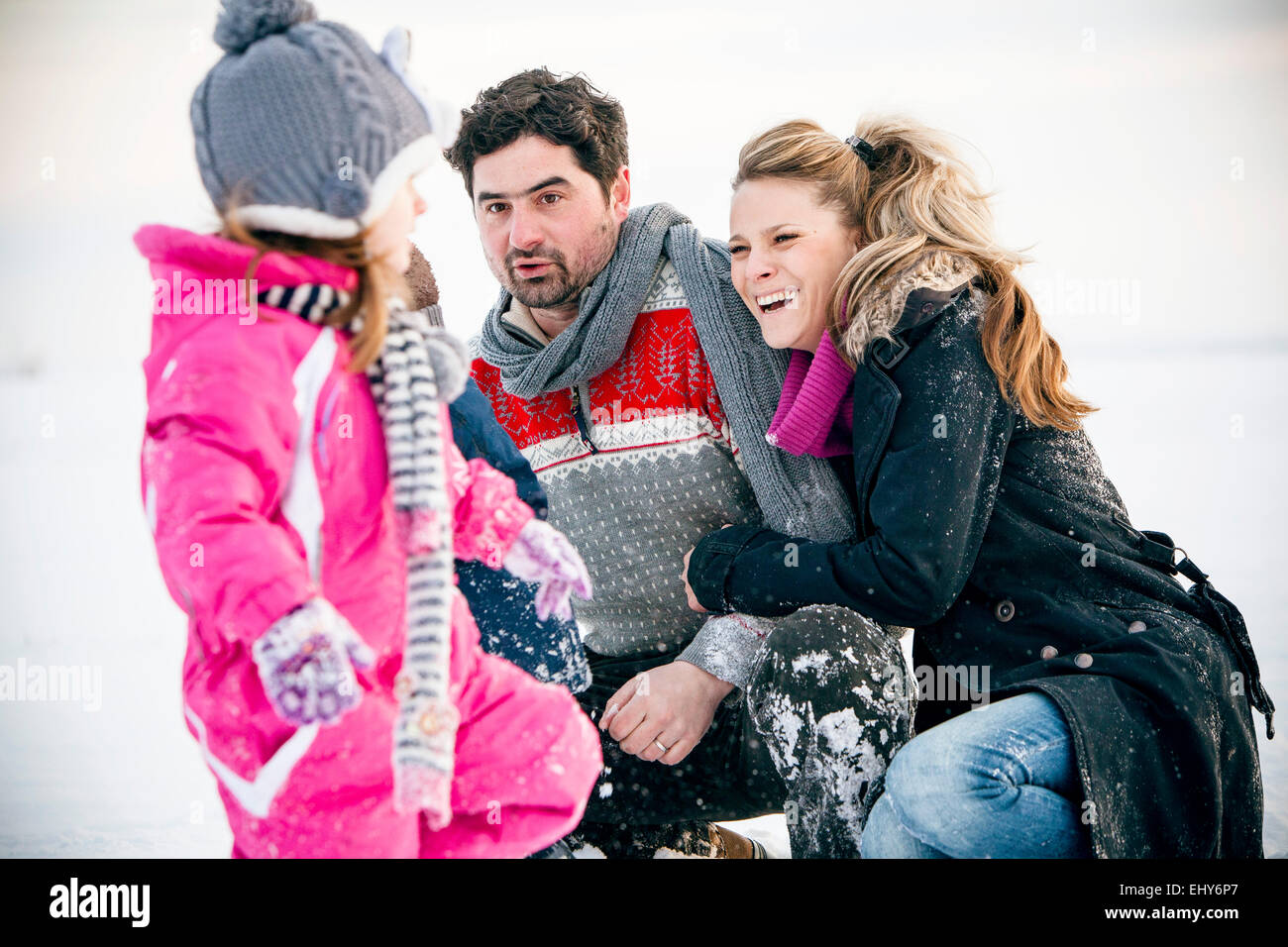 Familie mit Tochter im Schnee Stockfoto