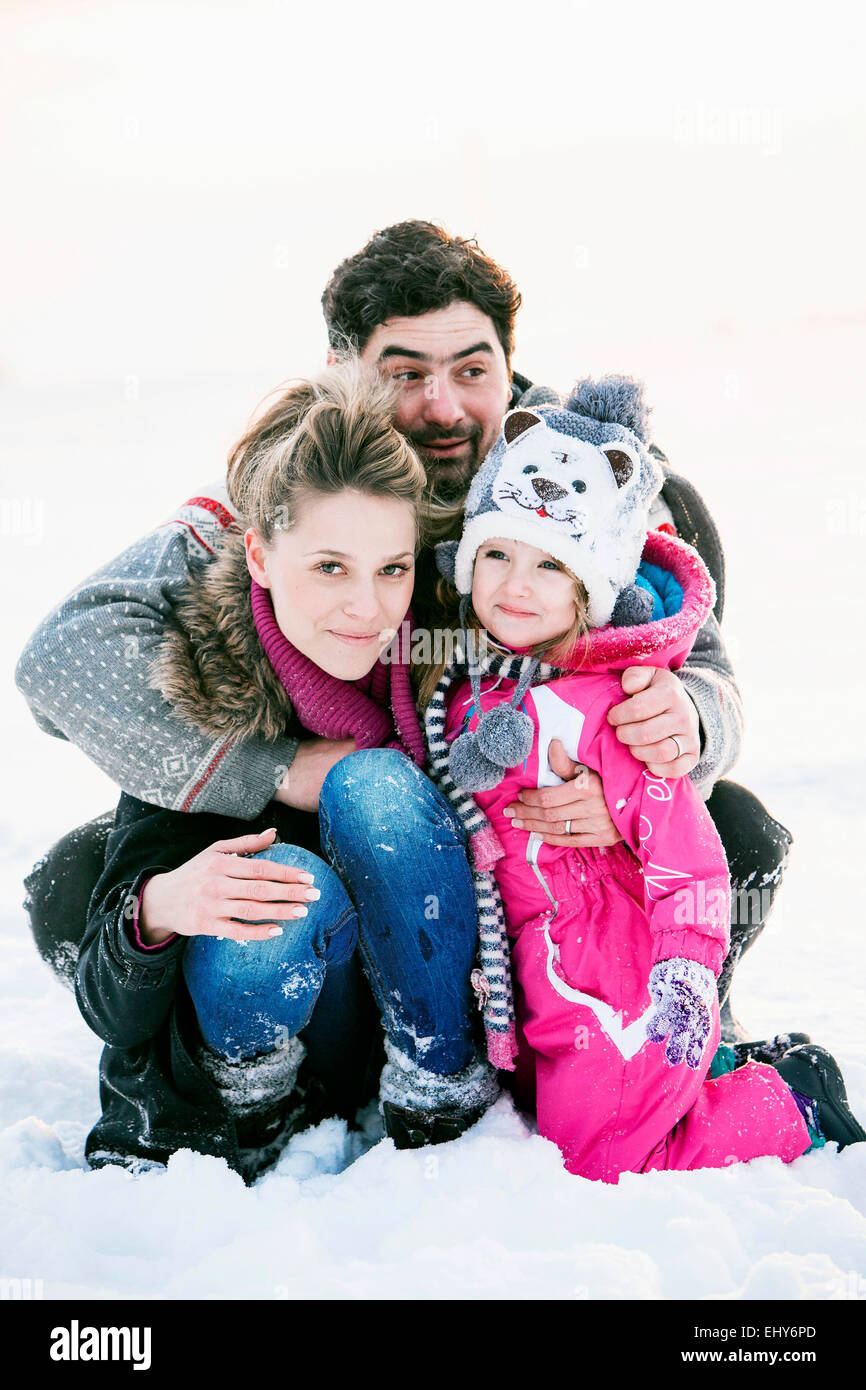Familie mit Tochter im Schnee Stockfoto