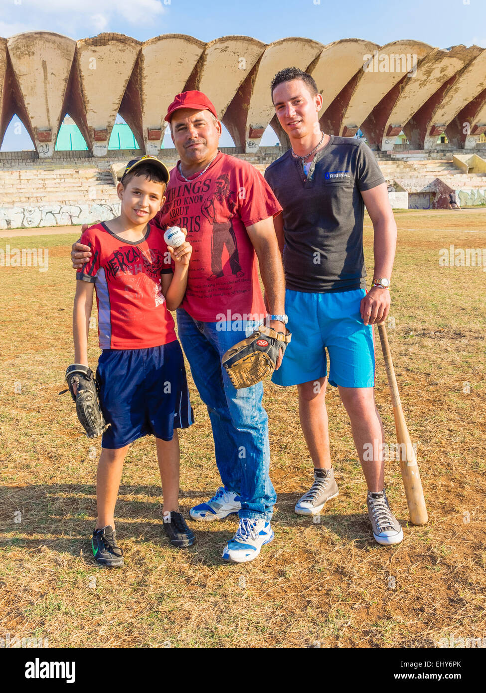 Stellen Sie zwei Generationen der Kubaner, Vater Söhne zusammen während der Pause vom spielen Baseball in ein Stadion Field in Havanna, Kuba. Stockfoto
