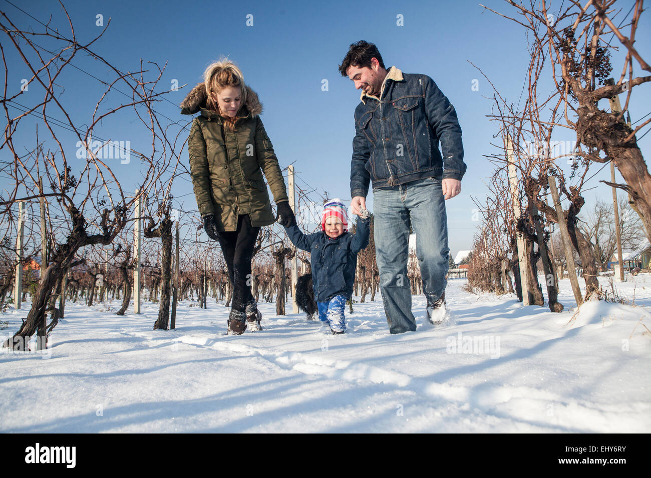 Familie und Kind zu Fuß in Schneelandschaft Stockfoto