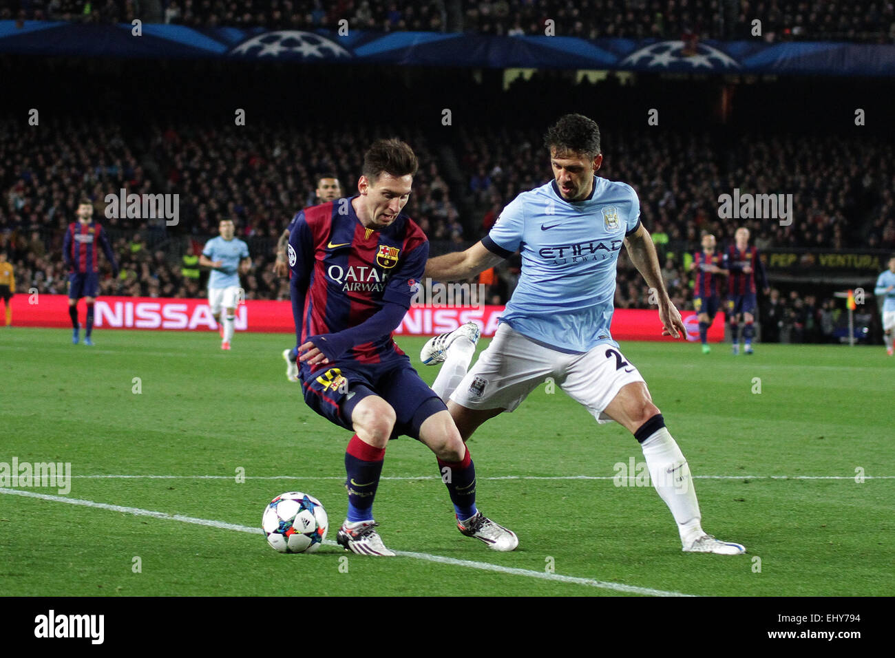 Camp Nou, Barcelona, Spanien. 18. März 2015. Champions League Fußball. Barcelona und Manchester City. Messi von Demichelis Kredit in Frage gestellt: Action Plus Sport/Alamy Live News Stockfoto