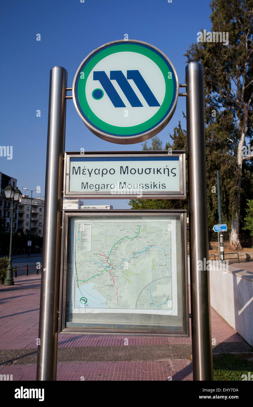 Ein Metro-Zeichen für "Megaro Moussikis" Station in Athen, Griechenland. Stockfoto