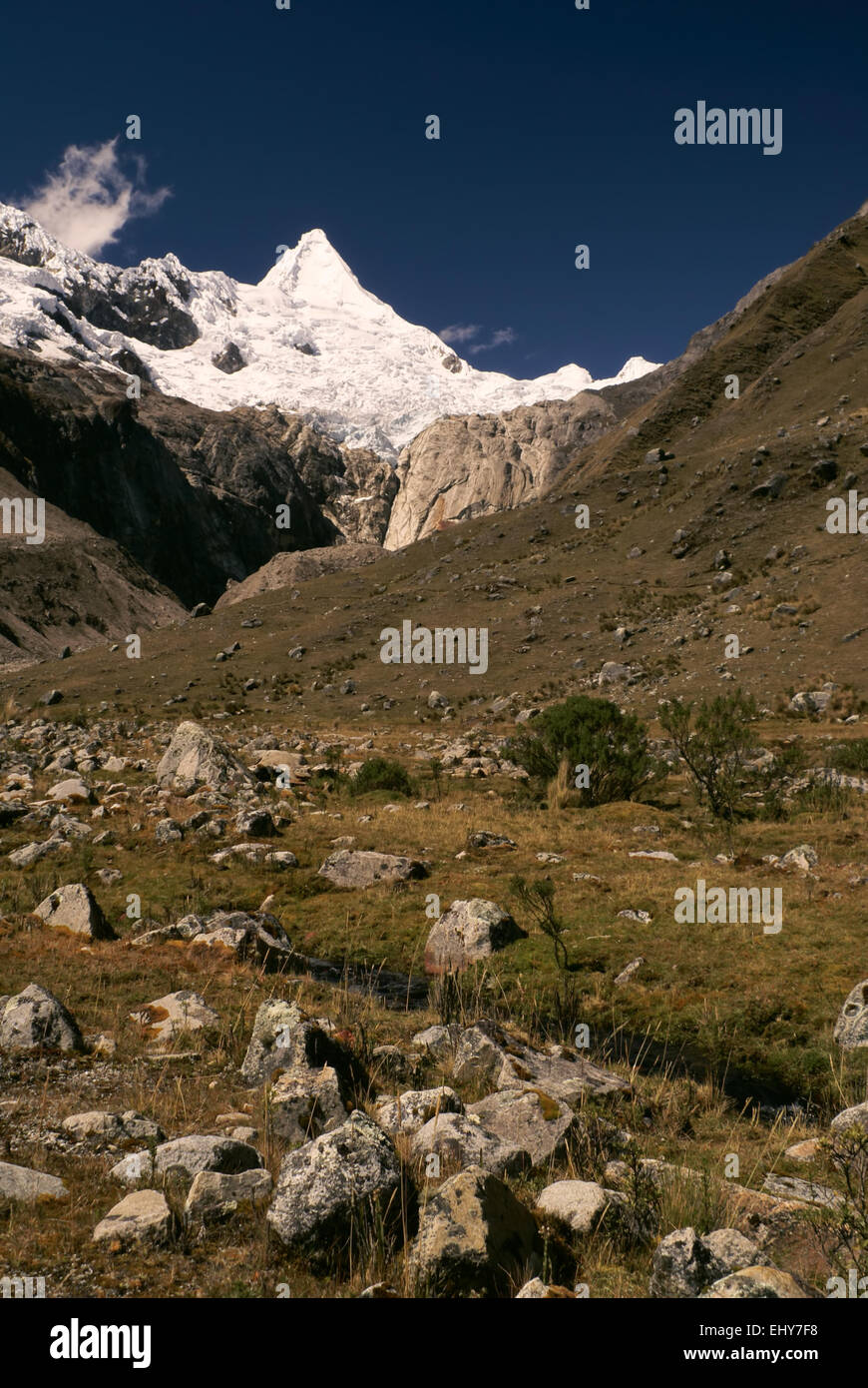 Malerischen Tal zwischen den höchsten Gipfeln in den peruanischen Anden, Cordillera Blanca Stockfoto