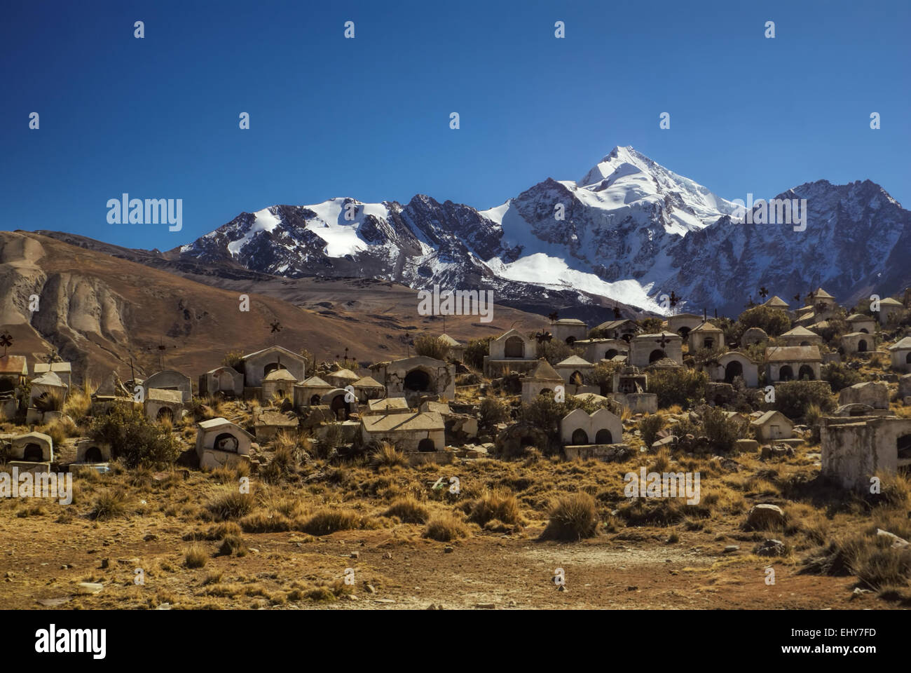 Friedhof mit Huayna Potosi Mountain im Hintergrund, Höhepunkt im bolivianischen Anden Stockfoto