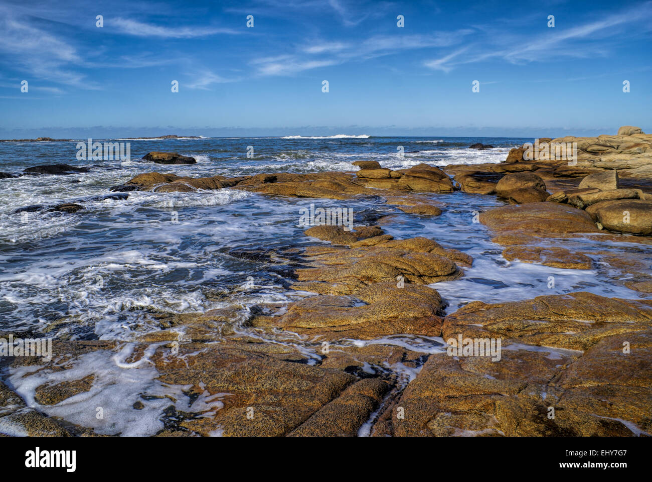 Herrliche Aussicht auf Wellen friedlich Waschen der Küste in Cabo Polonio Stockfoto