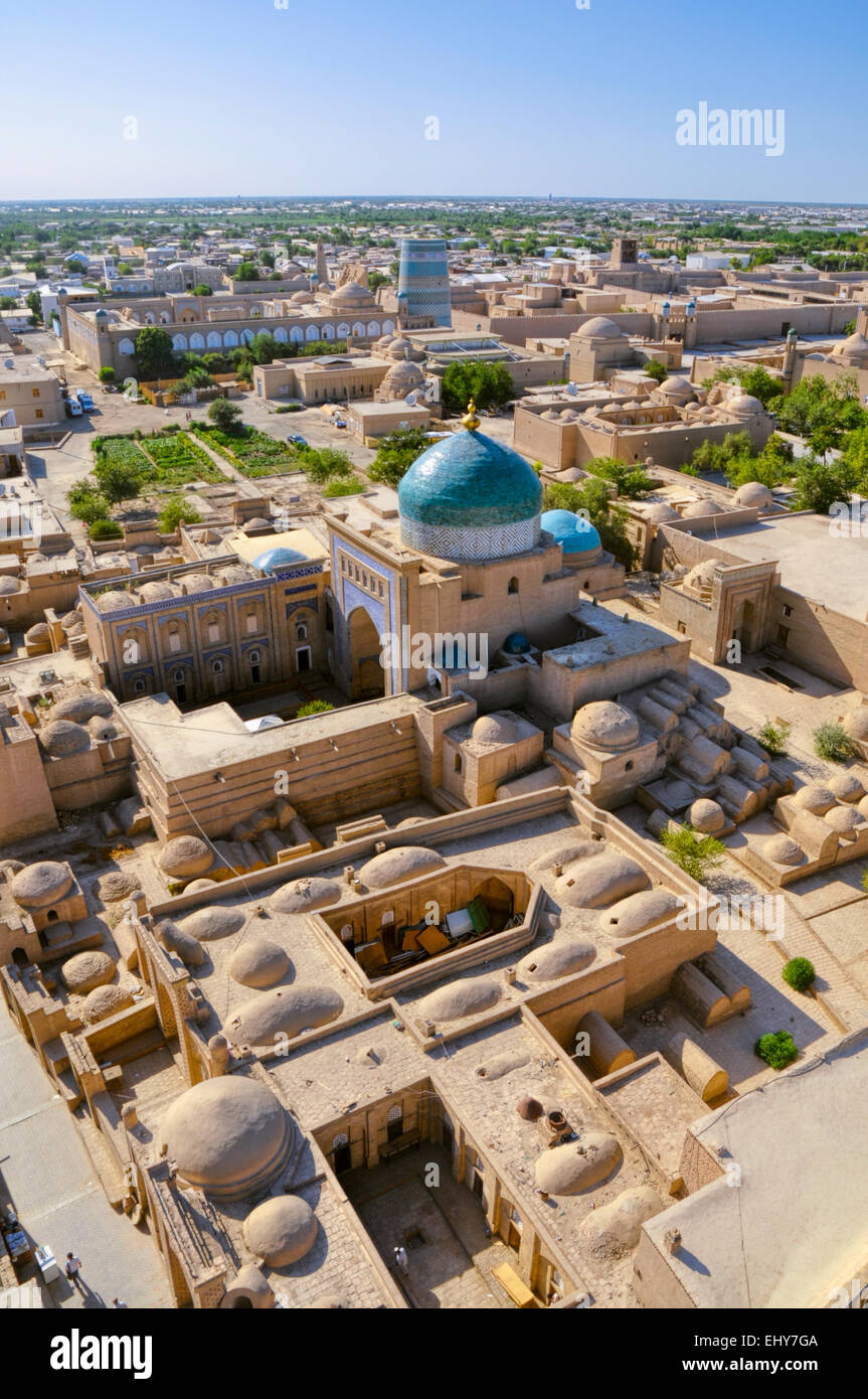 Malerische Luftaufnahme der Altstadt in Chiwa, Usbekistan mit großen Moschee Stockfoto