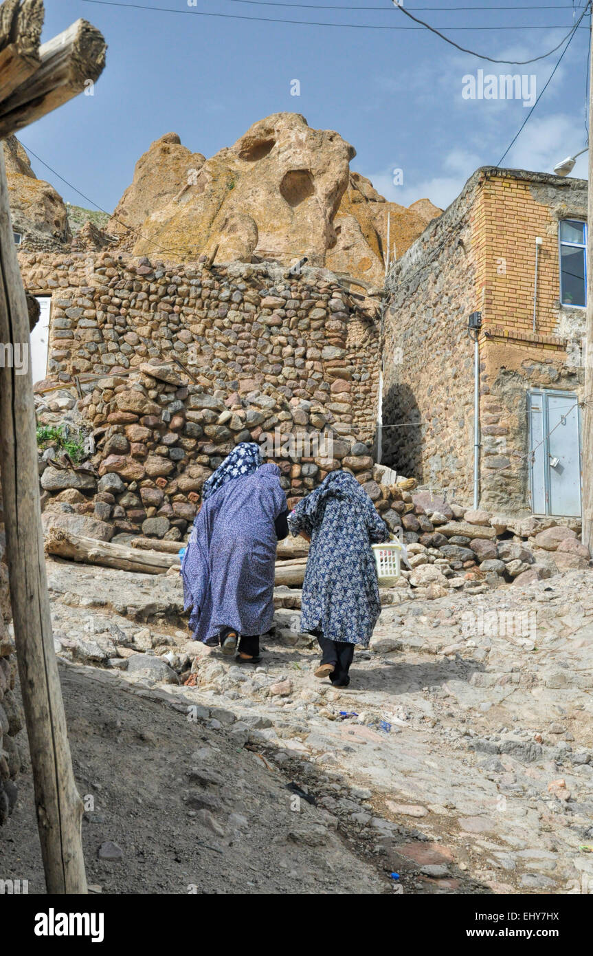 Zwei iranische Frauen zu Fuß die Straße in Kandovan Dorf, Nordiran Stockfoto