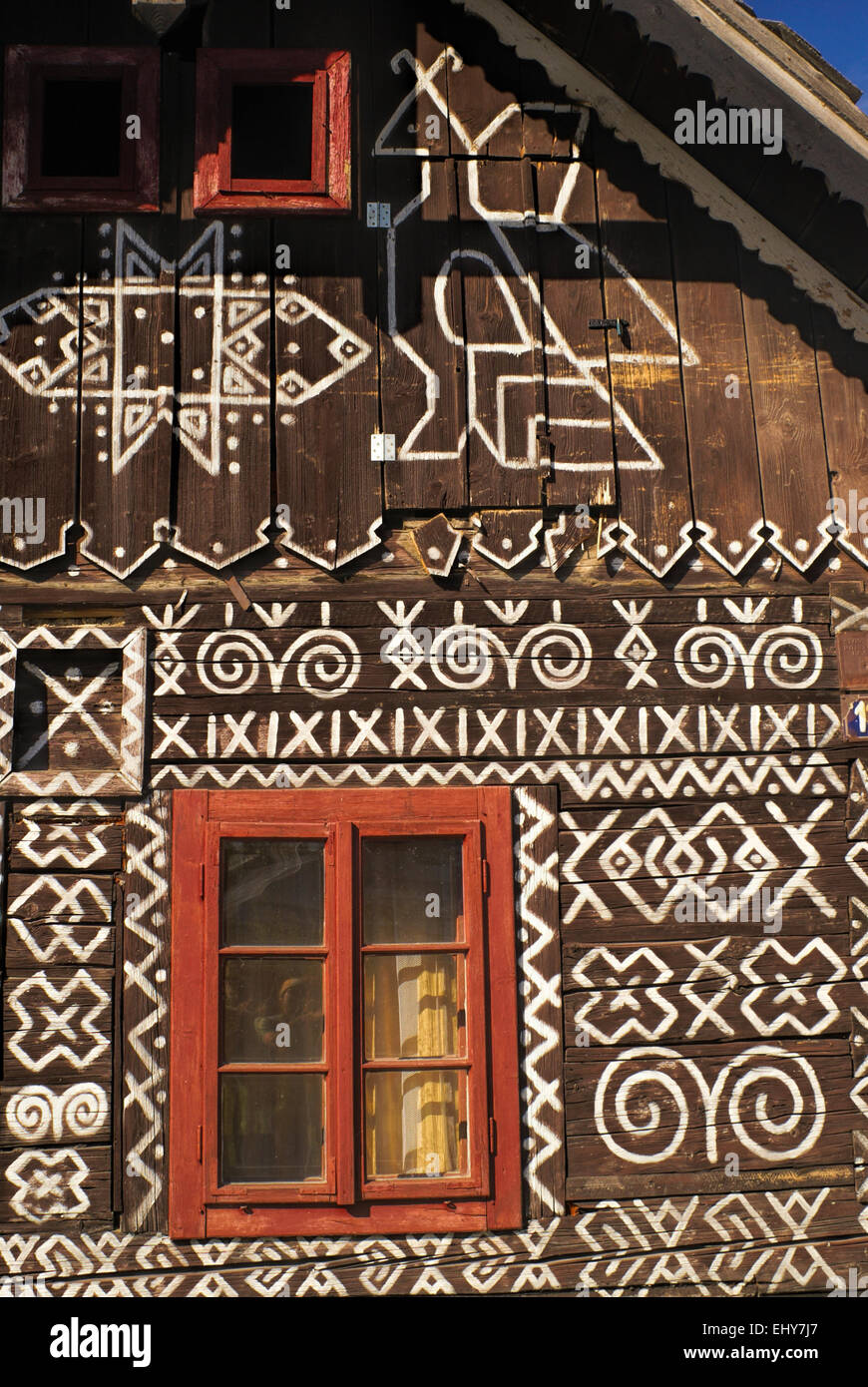 Bemalte Fassade des traditionellen Holzhaus in der Slowakei im berühmten Dorf Cicmany Stockfoto