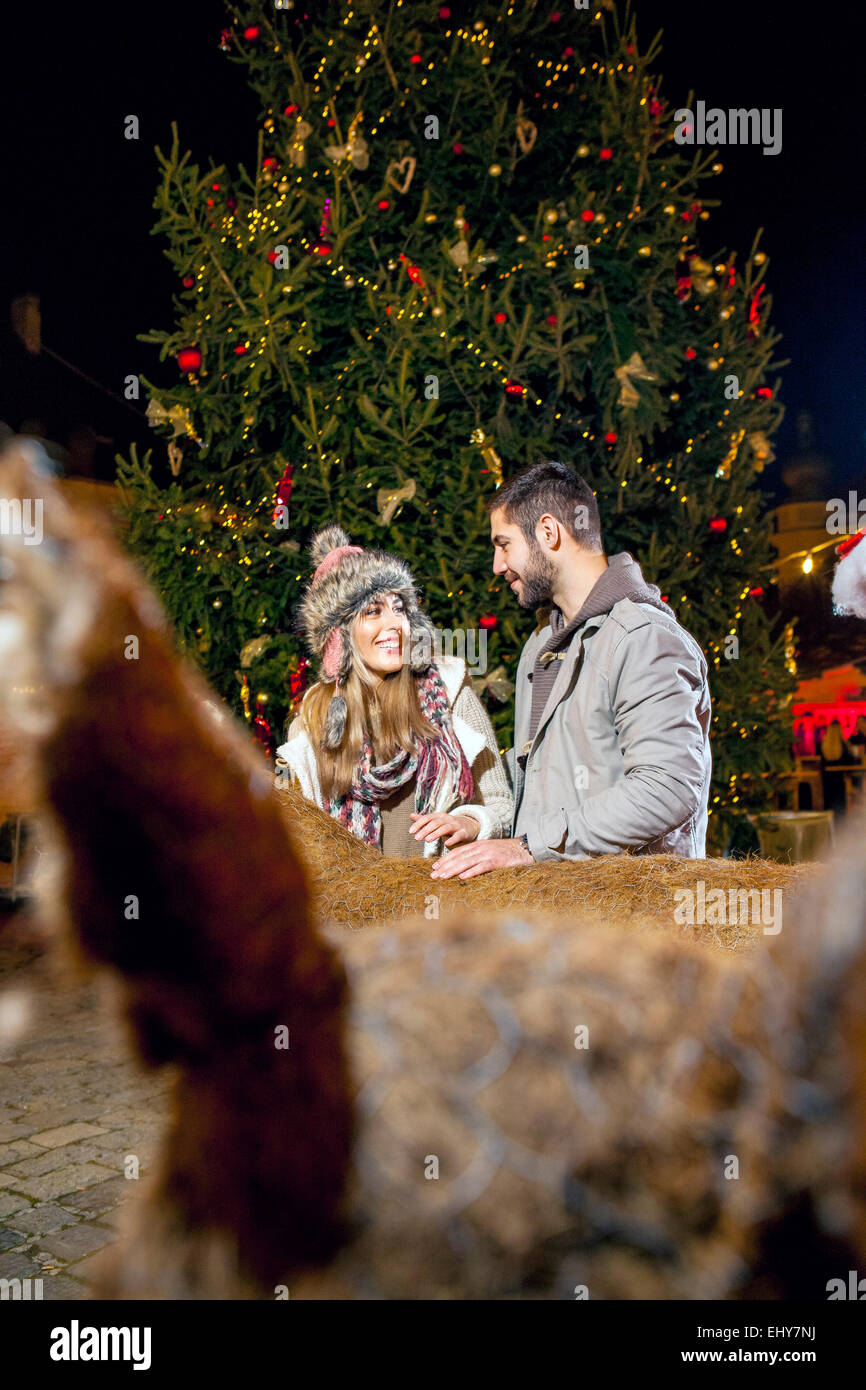 Glückliches junges Paar am Weihnachtsmarkt Stockfoto