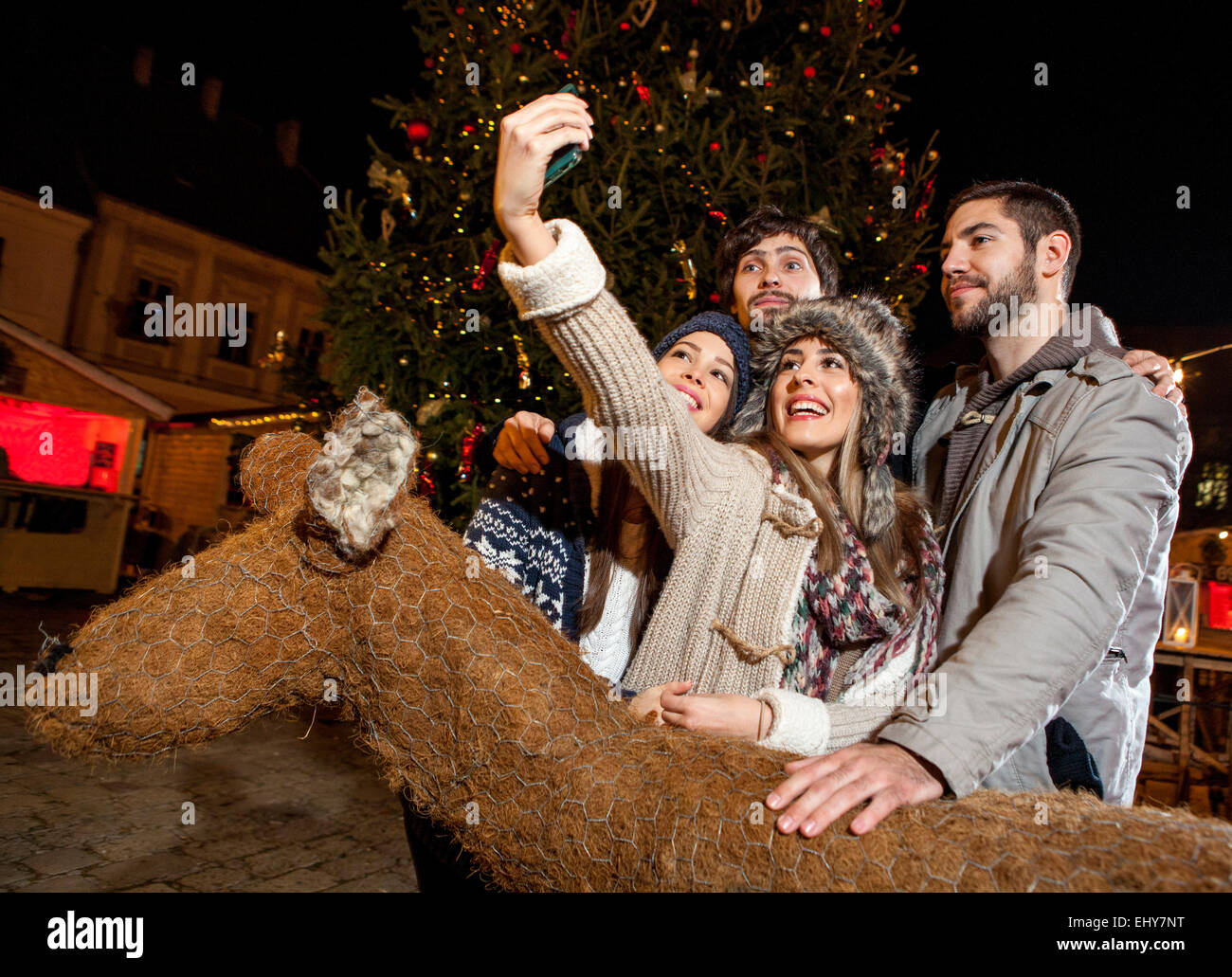 Freunde nehmen Selfie auf Weihnachtsmarkt Stockfoto