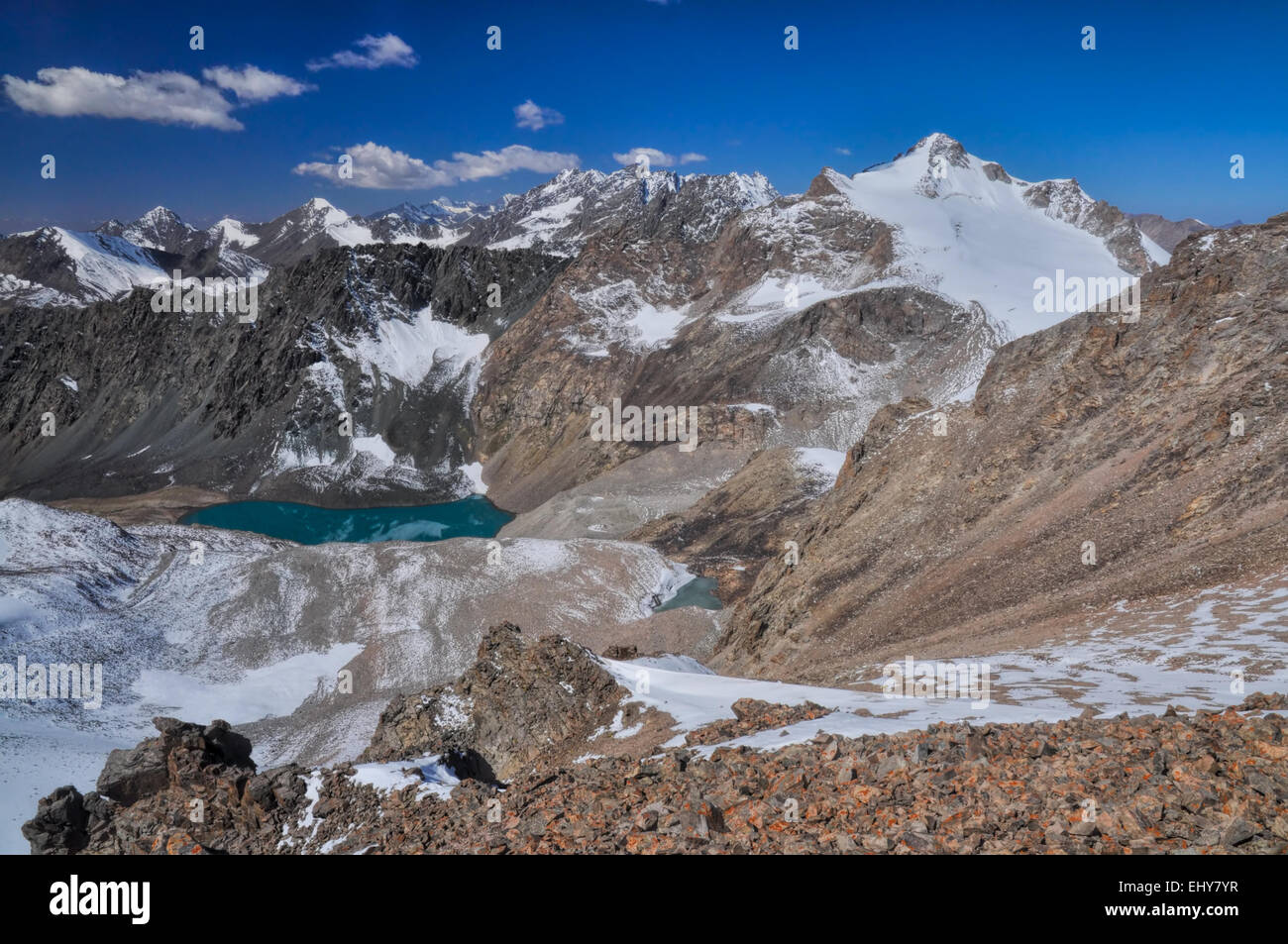 Malerische Aussicht auf Bergsee in Ala Archa Nationalpark im Tian Shan-Gebirge in Kirgisistan Stockfoto