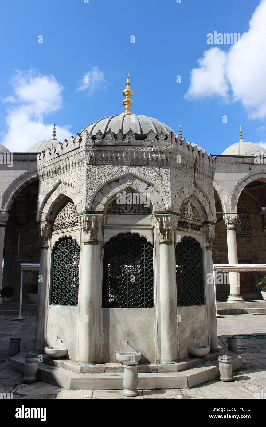 Sadirvan (Waschung Brunnen) im Hof der Yeni Cami (neue Moschee), Eminonu, Istanbul, Türkei. Stockfoto