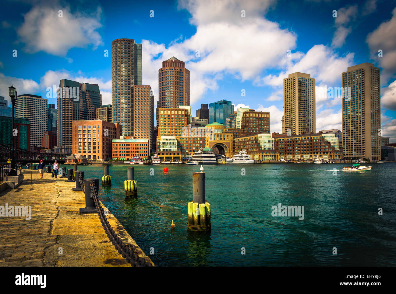 Die Skyline von Boston, von Fort Point gesehen. Stockfoto