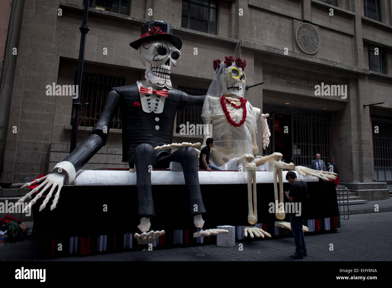 Mexico City, Mexiko. 18. März 2015. Mitarbeiter arrangieren Requisiten für die Dreharbeiten des neuen James Bond Films Gespenst in der Innenstadt von Mexiko-Stadt, Hauptstadt von Mexiko, am 18. März 2015. Bildnachweis: Alejandro Ayala/Xinhua/Alamy Live-Nachrichten Stockfoto