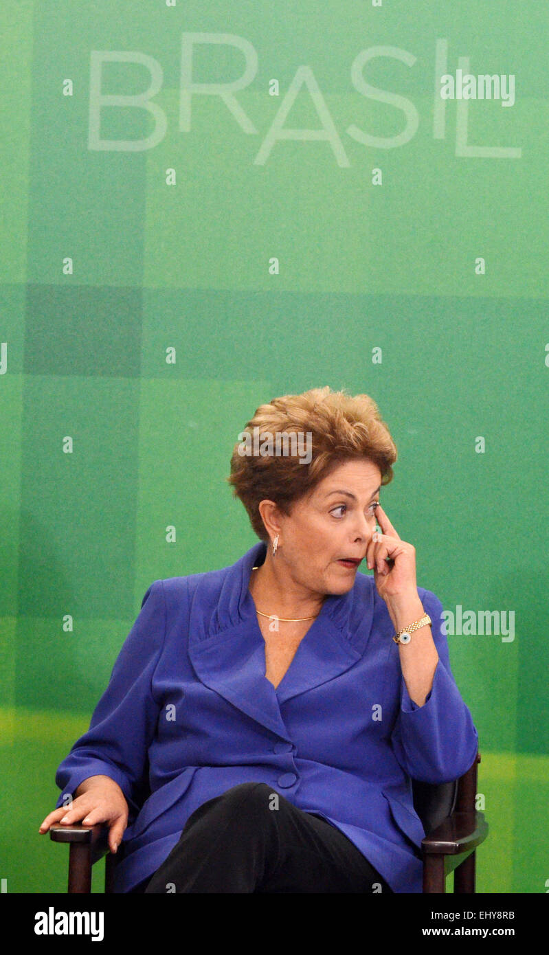 Brasilia. 18. März 2015. Brasiliens Präsidentin Dilma Rousseff beteiligt sich an einem Startschuss-Zeremonie für die Anti-Korruptions-Paket im Planalto Palace in Brasilia, Brasilien, am 18. März 2015, in Reaktion auf die Proteste, die am Sonntag in den brasilianischen Großstädten aufgetreten, die das Ende der Korruption gefordert. © Renato Costa/Rahmen/AGENCIA ESTADO/Xinhua/Alamy Live-Nachrichten Stockfoto