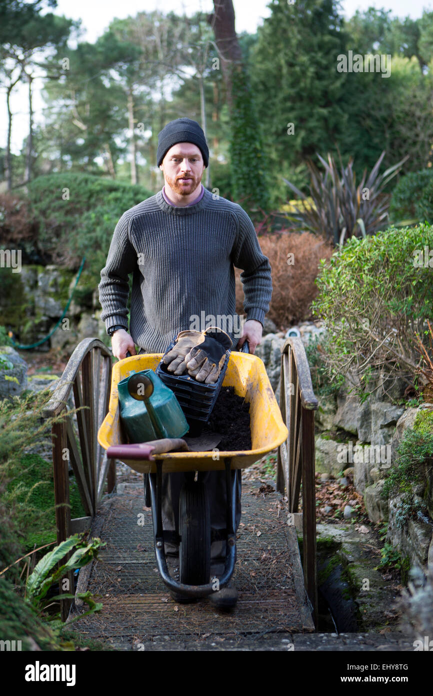 Gärtner arbeiten im Garten, Bournemouth, Grafschaft Dorset, UK, Europa Stockfoto