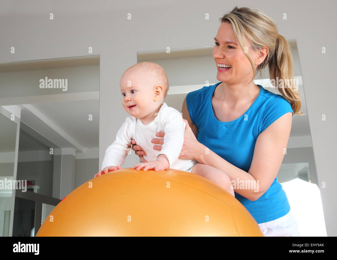 Eine Physiotherapie mit Baby auf einer Fitness-Ball Stockfoto