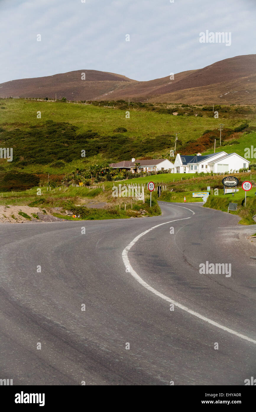 kurvenreiche Landstraße in County Kerry Irland, ländlichen Landschaft mit grünen Hügeln, Ackerland und ruhigen malerischen Landschaft. Stockfoto