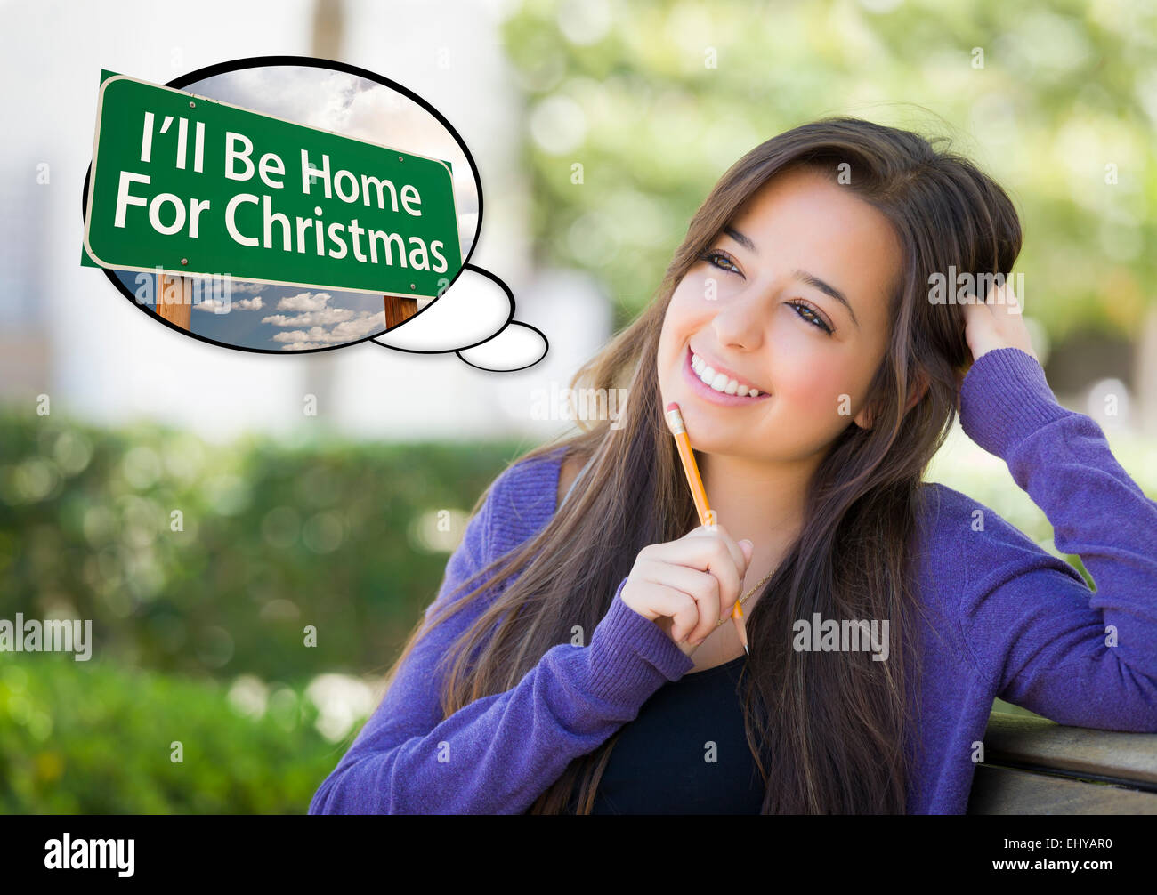 Nachdenkliche junge Frau mit Gedankenblase ich werde Be Home For Christmas Green Road Sign. Stockfoto